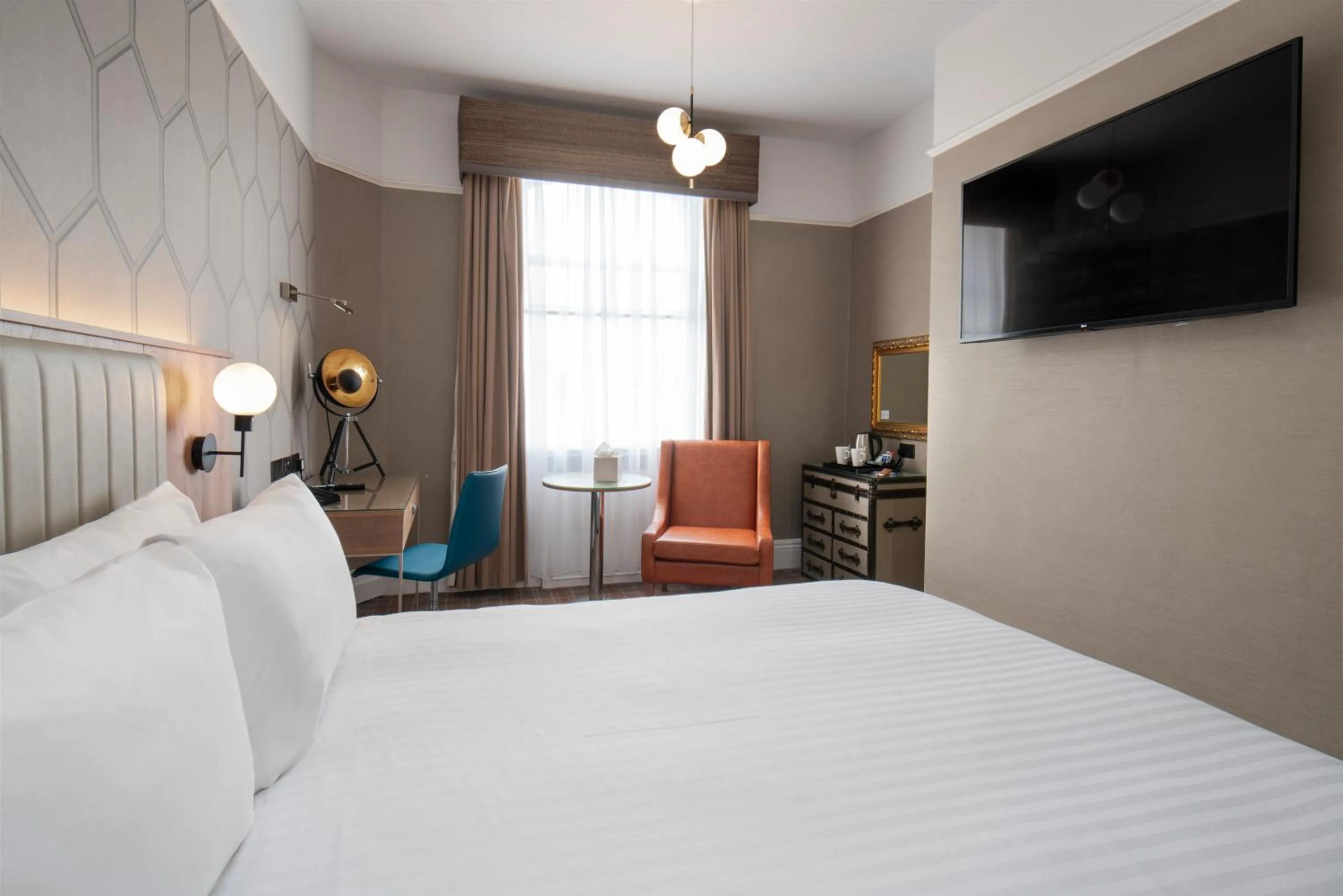 Bedroom, Bed in The Queen at Chester Hotel, BW Premier Collection