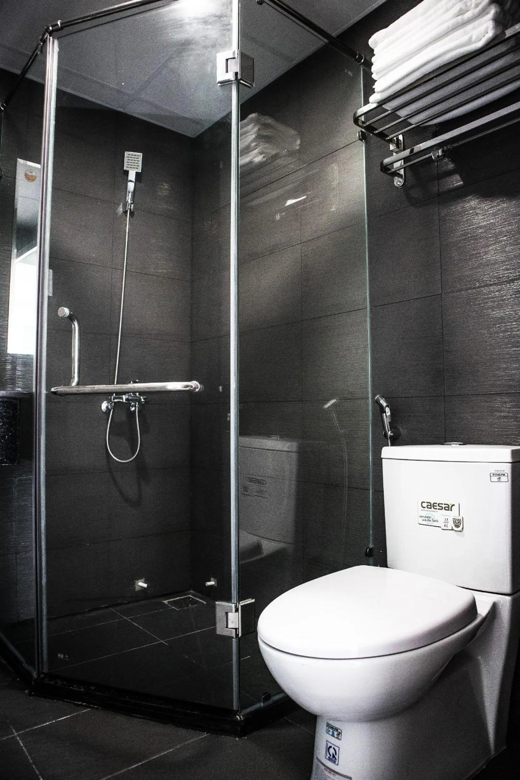 Shower in Robin Hotel Danang