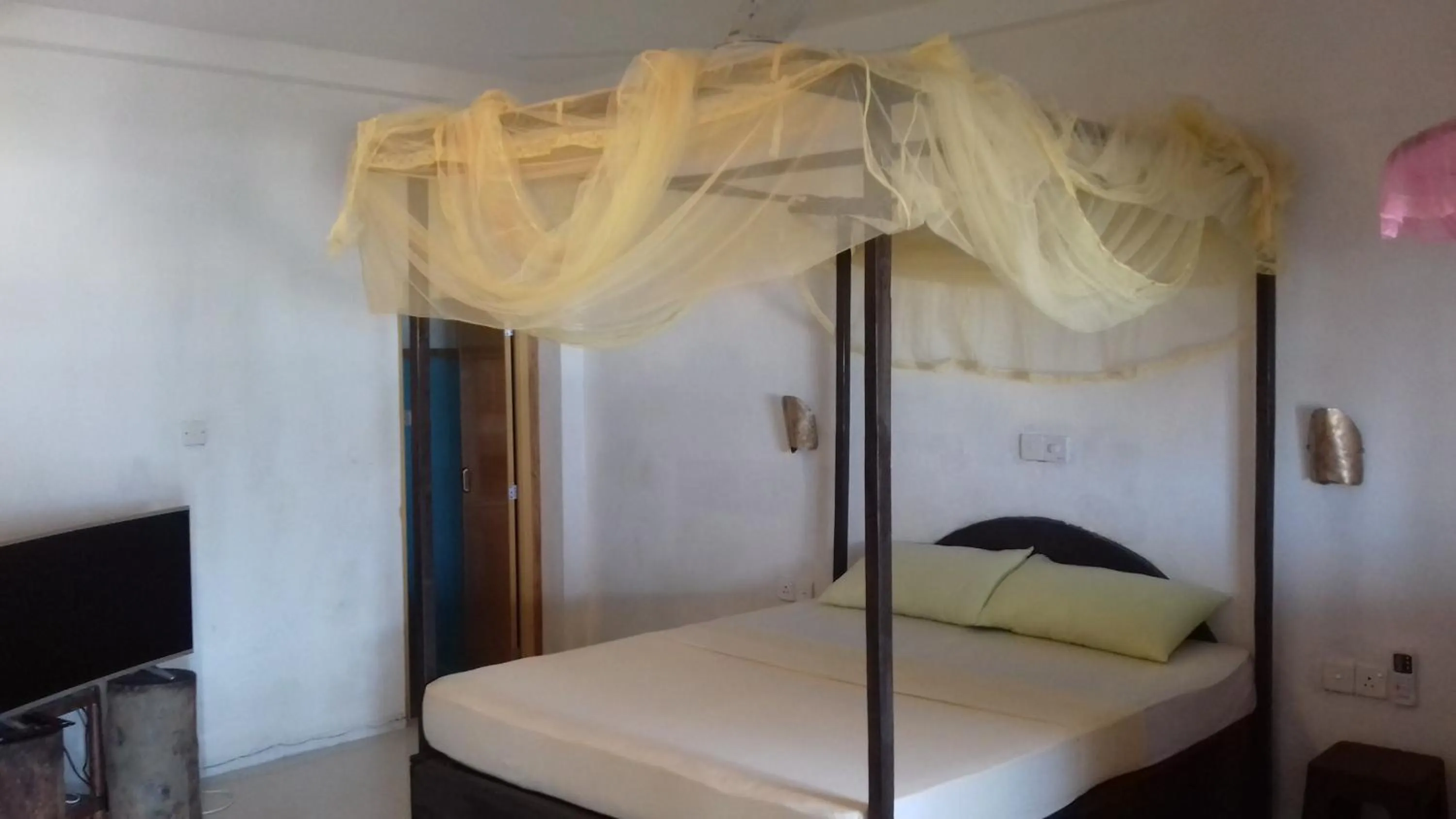 Photo of the whole room, Bed in Villa crocodile beach