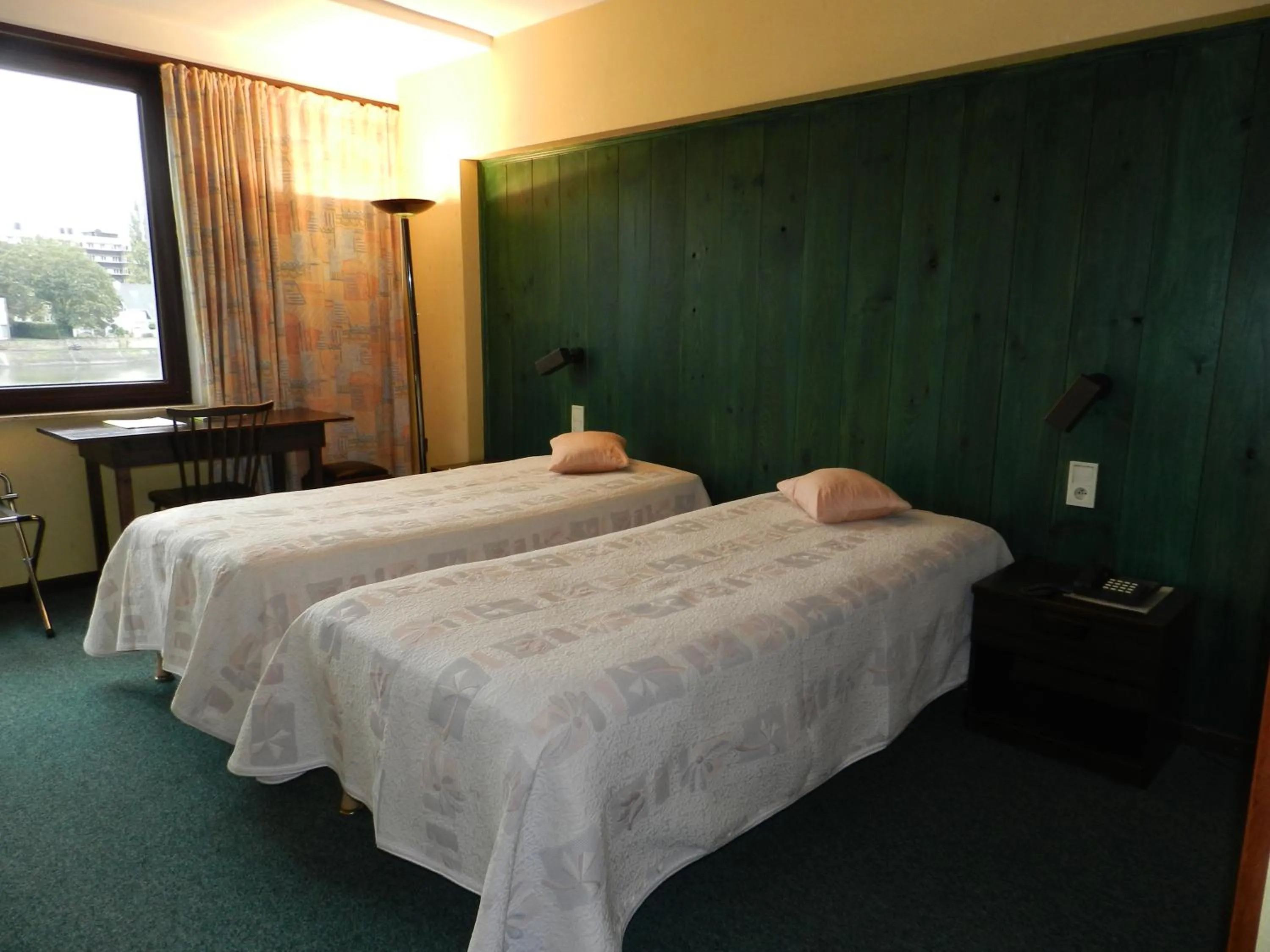 Shower, Bed in Hôtel du Fort