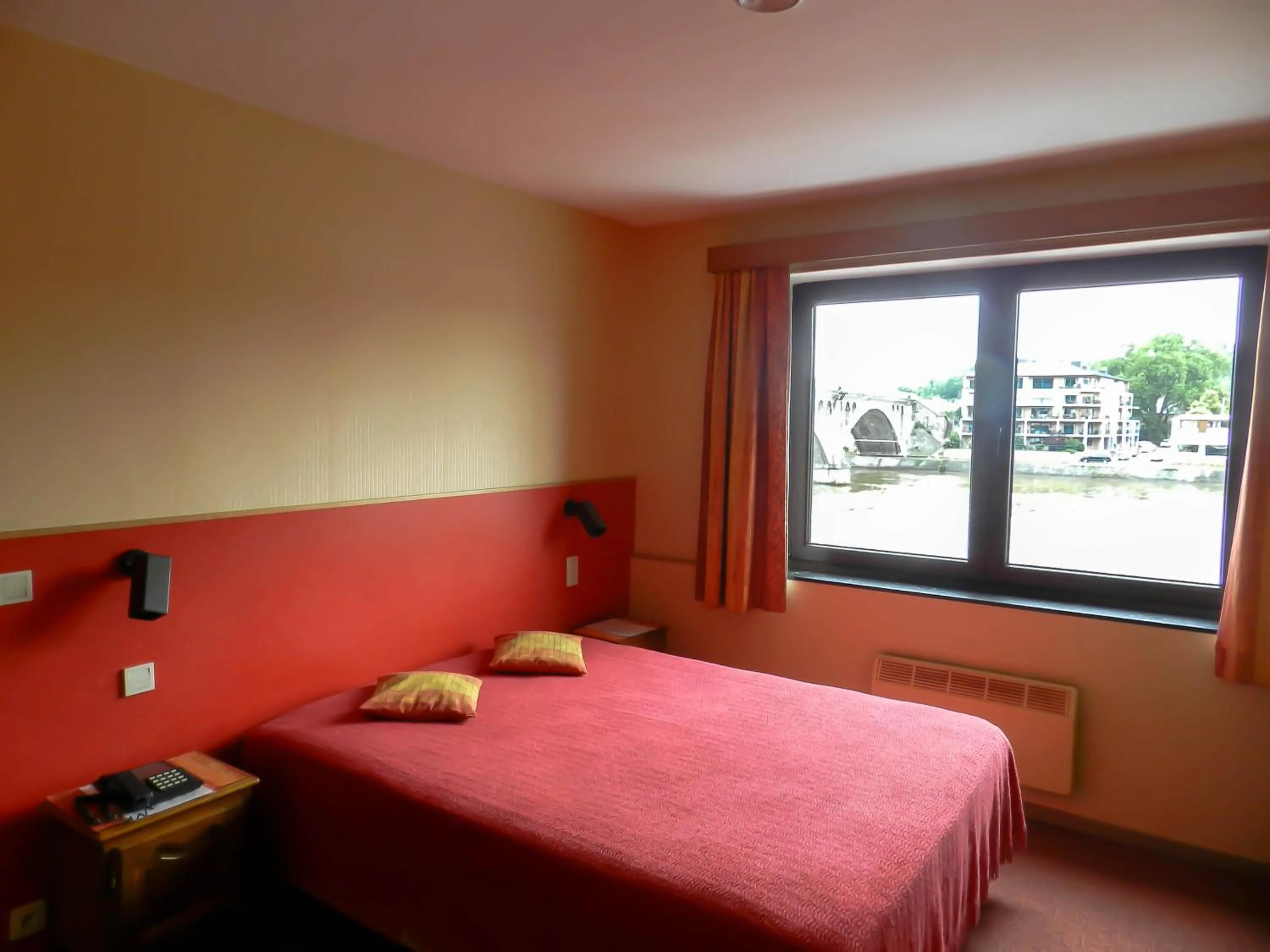 Shower, Bed in Hôtel du Fort