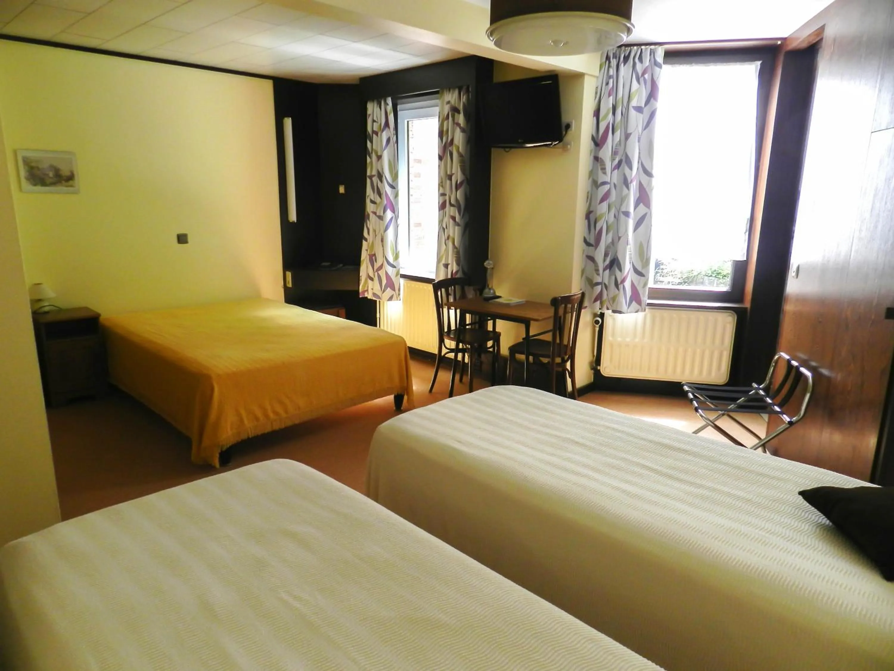 Shower, Bed in Hôtel du Fort