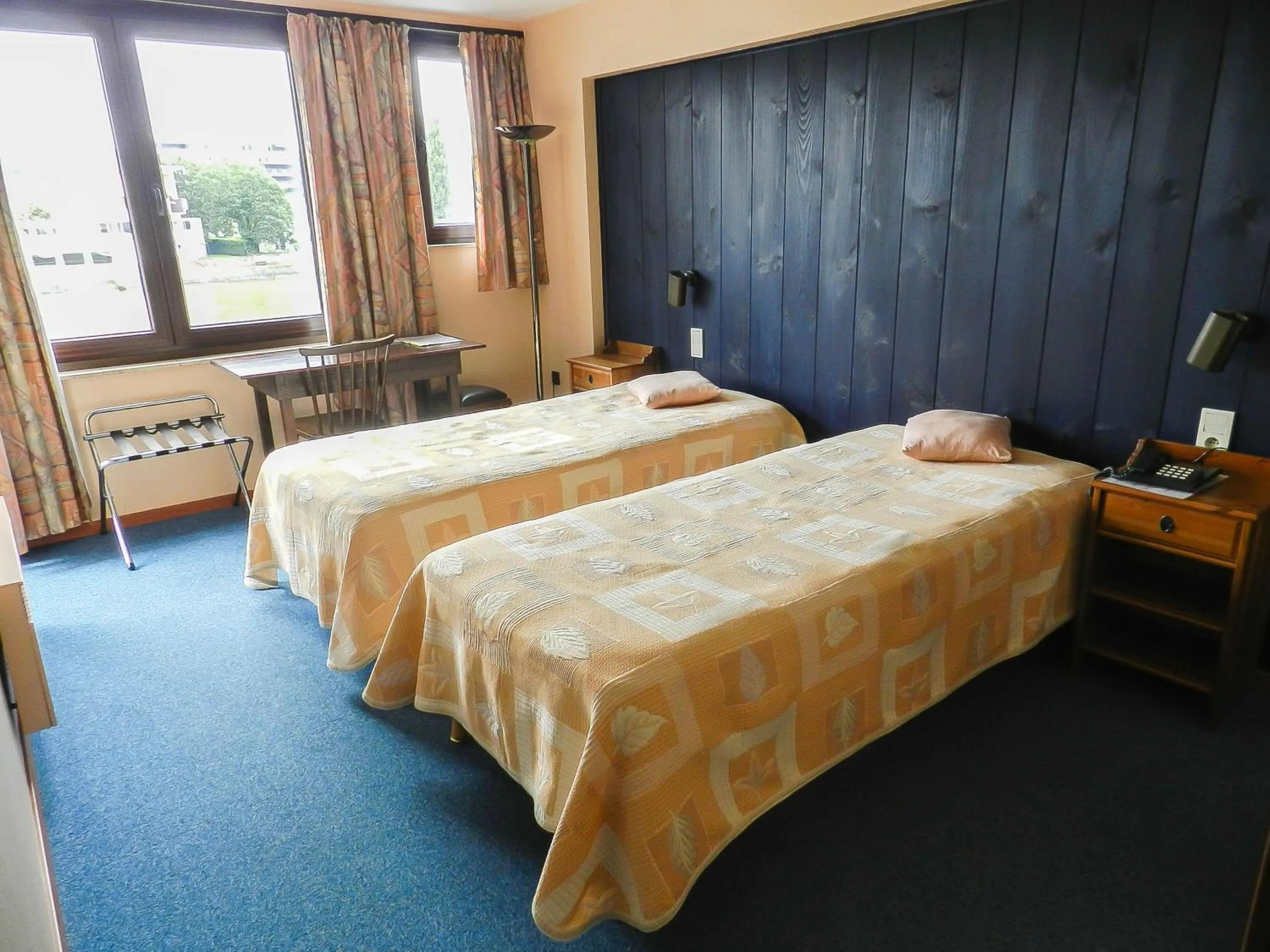 Shower, Bed in Hôtel du Fort