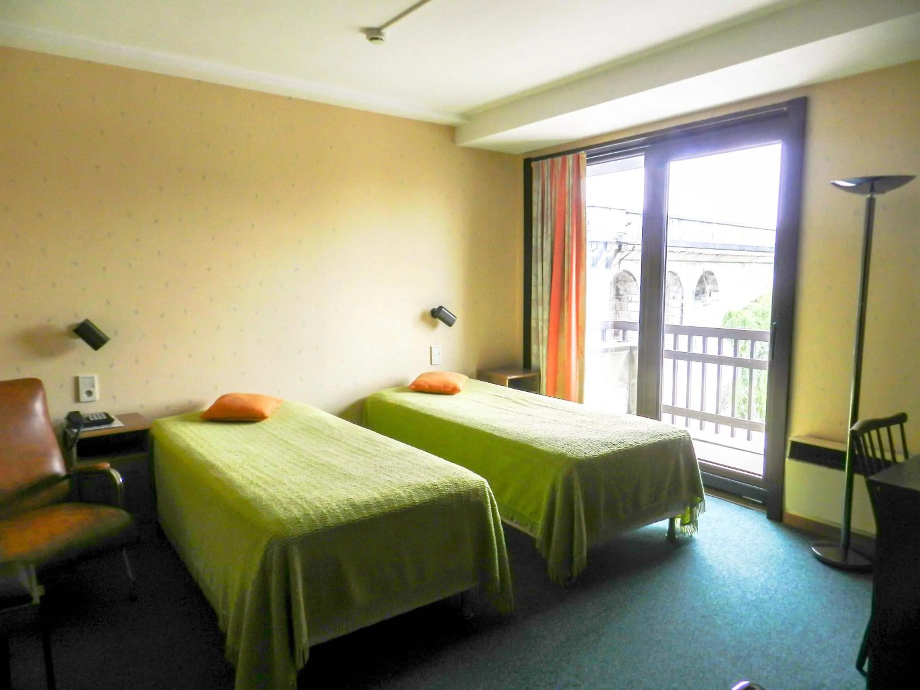 Shower, Bed in Hôtel du Fort