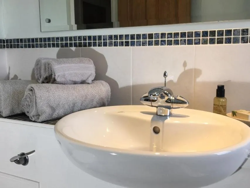 Bathroom in 5 Charlton Mill Way B&B