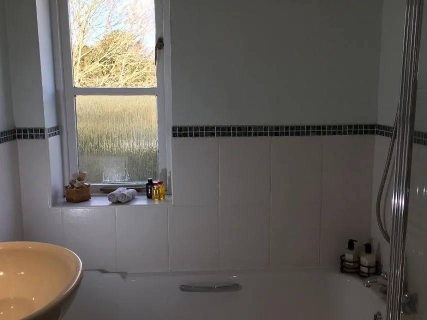 Bathroom in 5 Charlton Mill Way B&B