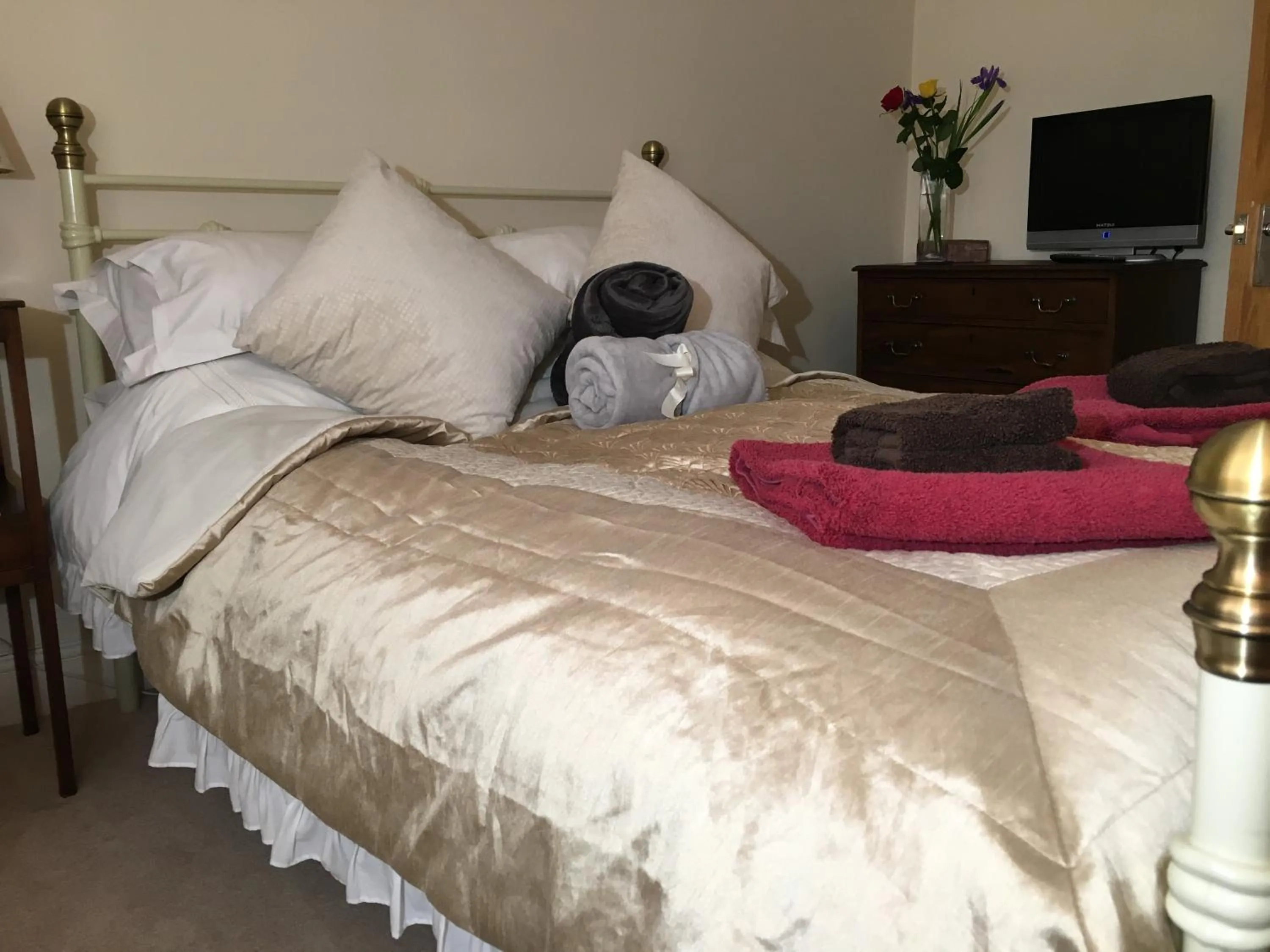 Bedroom, Bed in 5 Charlton Mill Way B&B