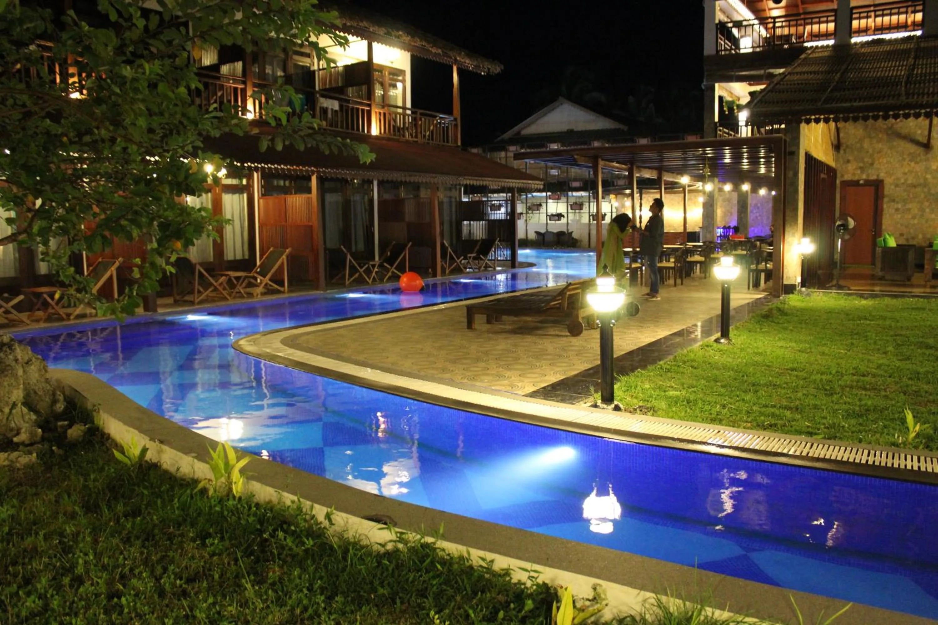 Swimming pool in Symphony Summer Sands Beach Resort And Spa