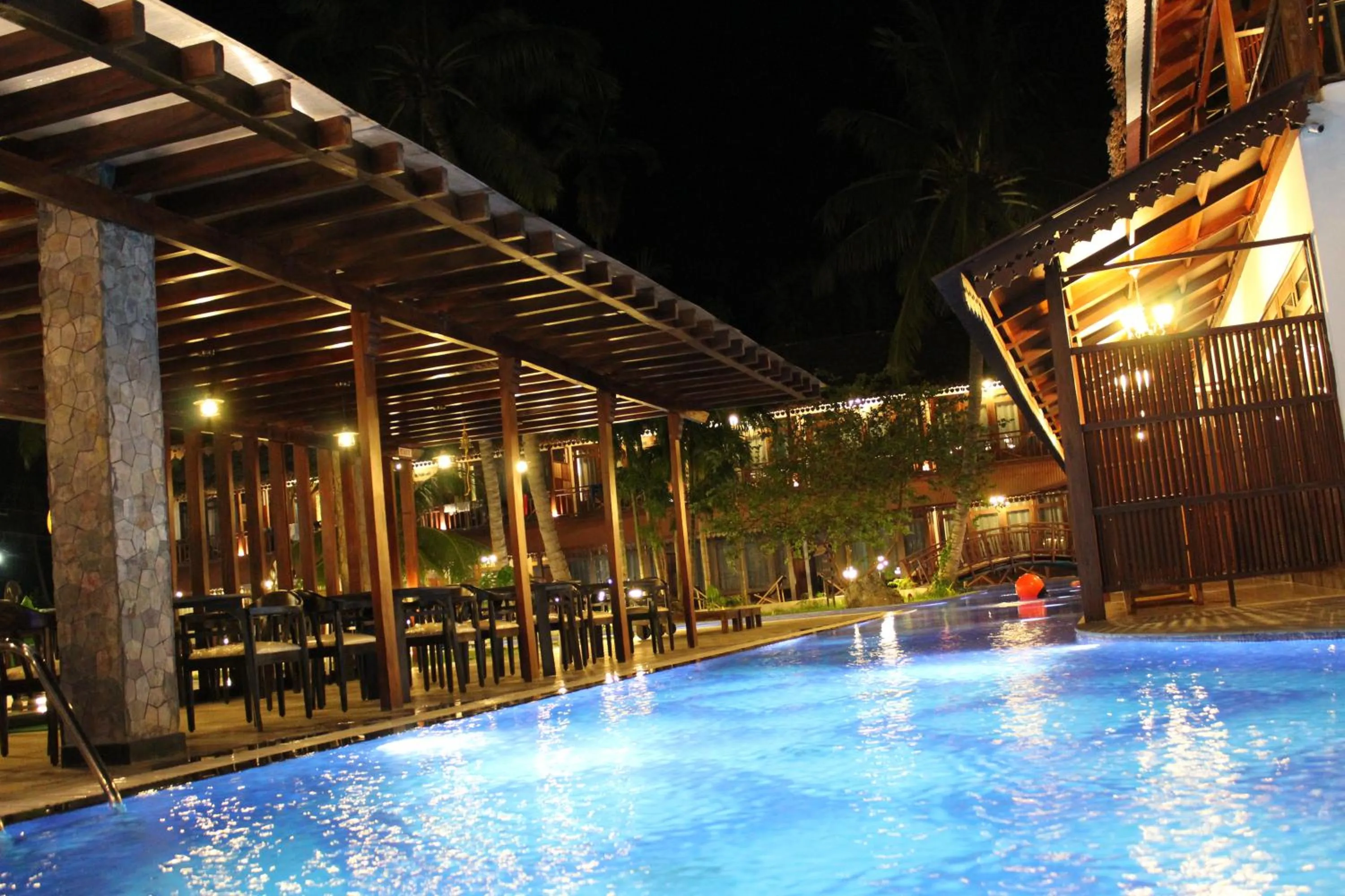 Swimming pool in Symphony Summer Sands Beach Resort And Spa