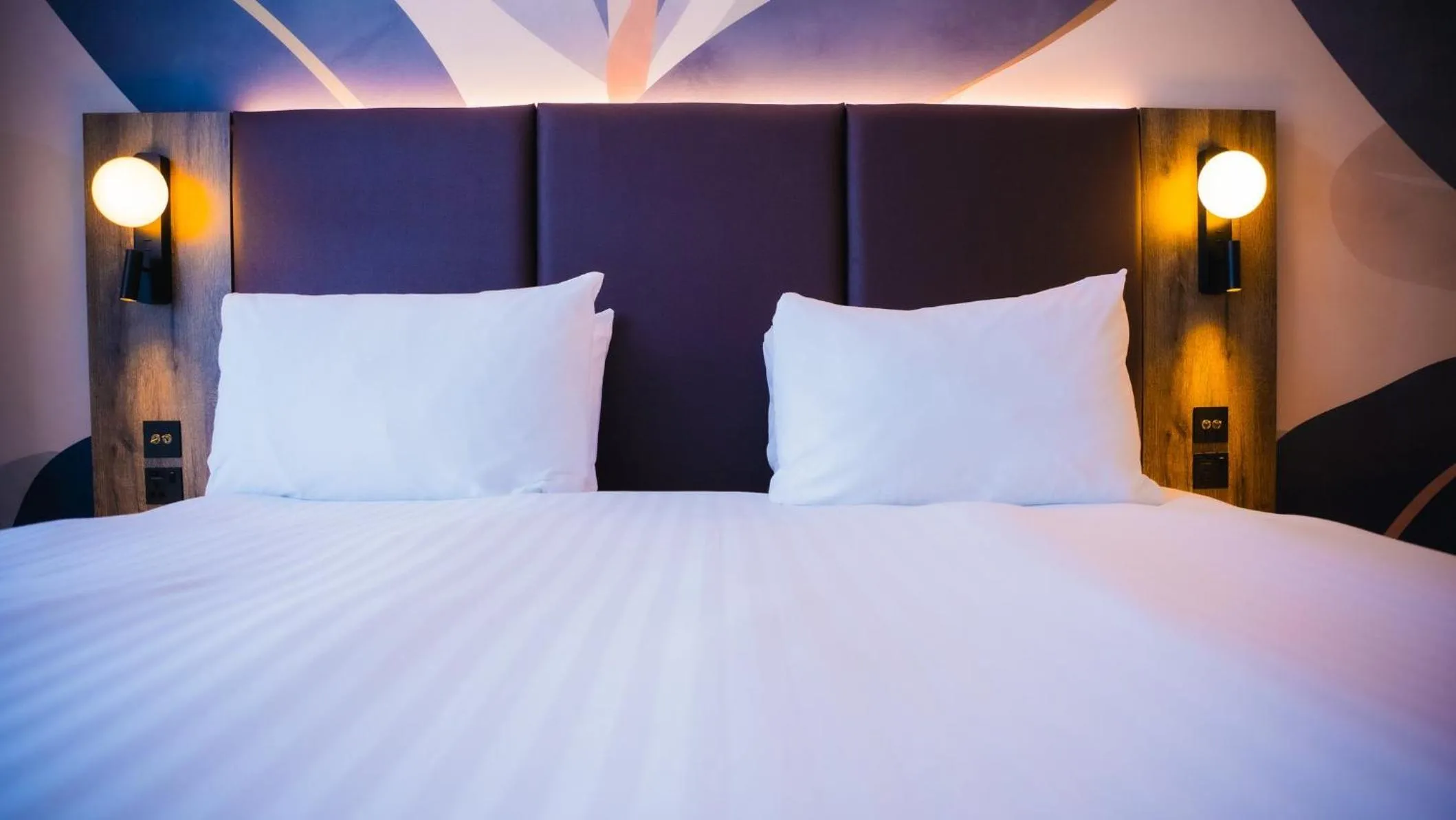 Photo of the whole room, Bed in Holiday Inn London Camden Lock by IHG