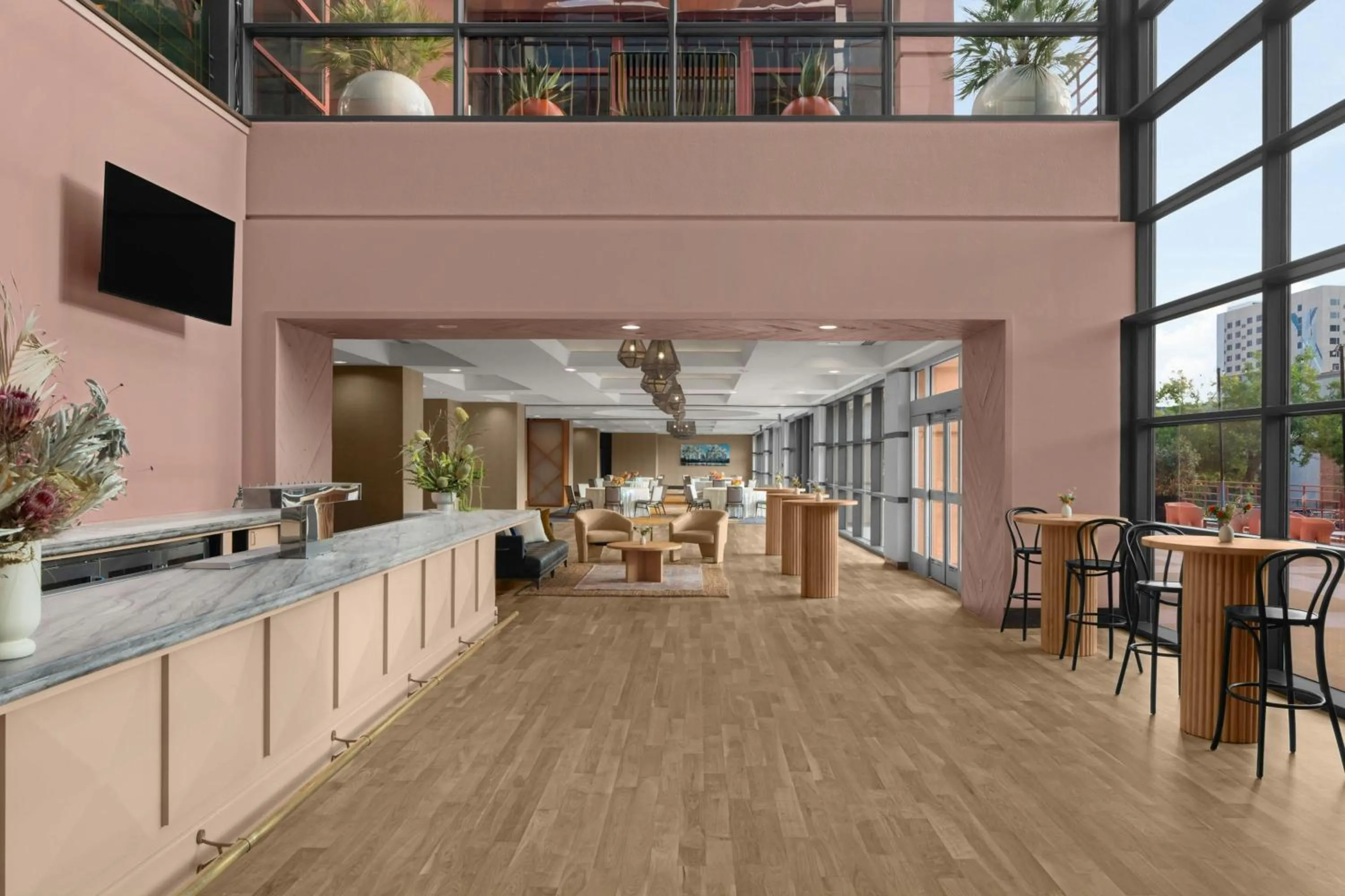 Lounge or bar in Downright Austin, A Renaissance Hotel