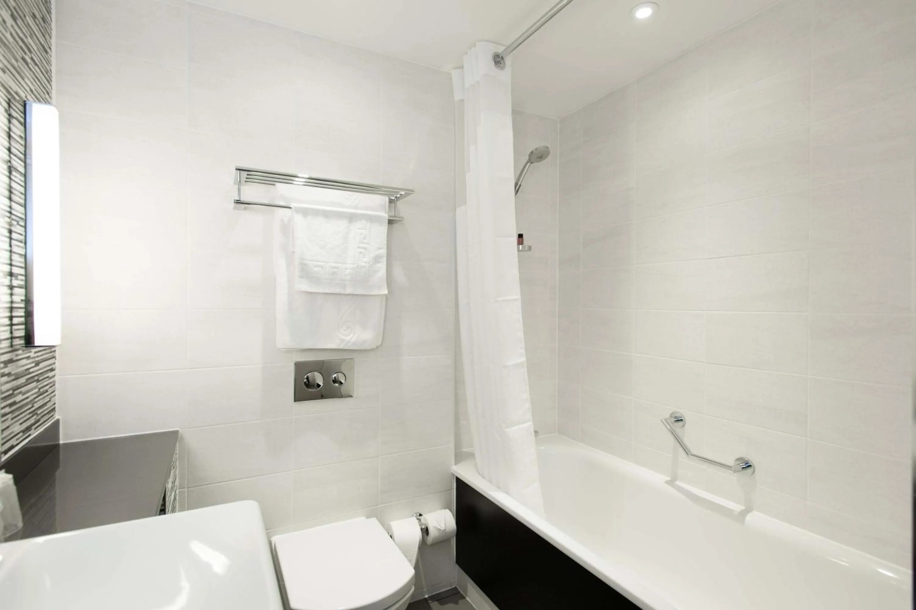 Bathroom in Holiday Inn Darlington - NORTH A1M, JCT.59 by IHG