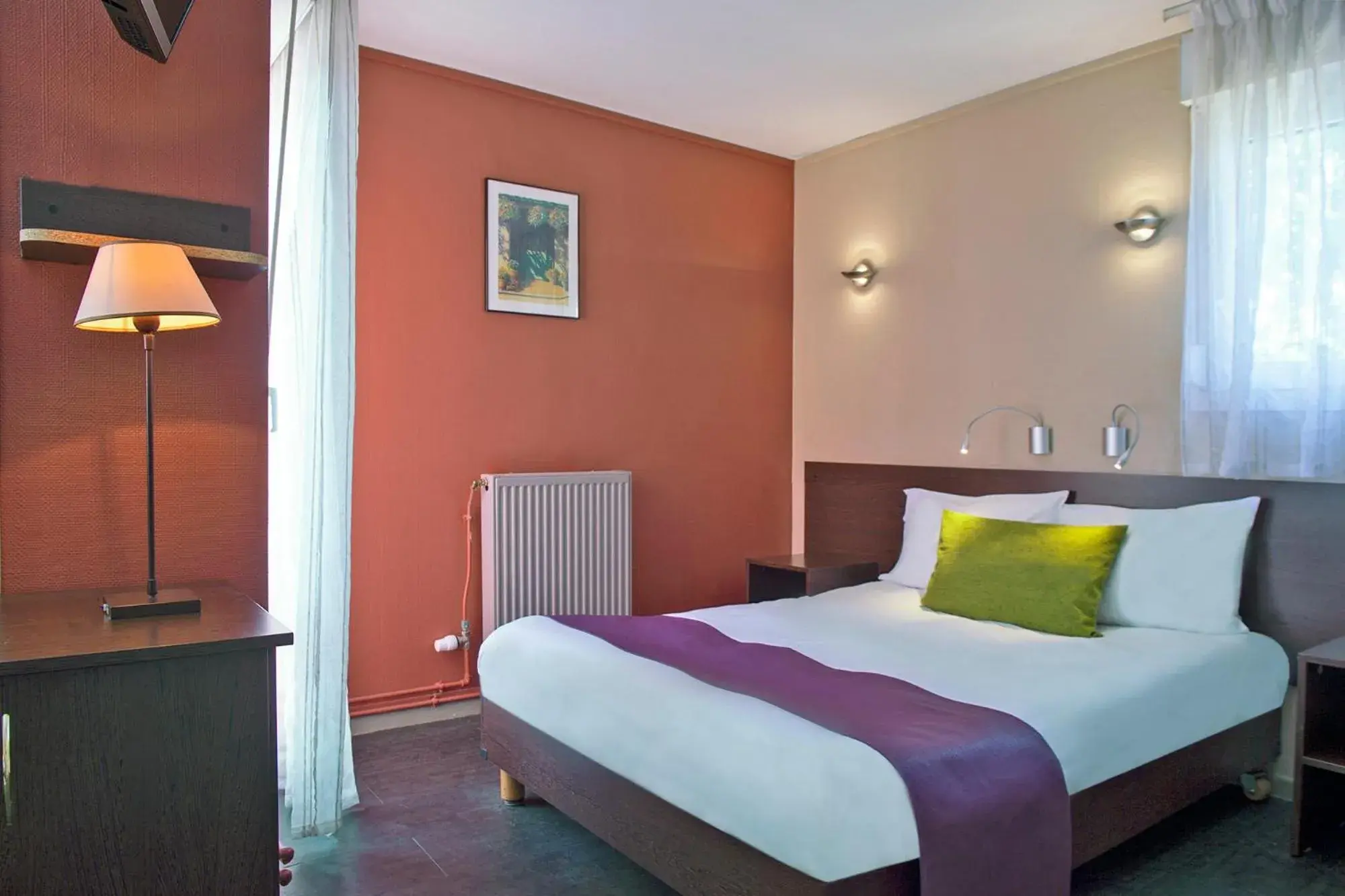 Executive Room with 1 Double Bed and 1 Single Bed in The Originals City, Hôtel Ascotel, Lille Est Grand Stade Executive Room with 1 Double Bed and 1 Single Bed in The Originals City, Hôtel Ascotel, Lille Est Grand Stade