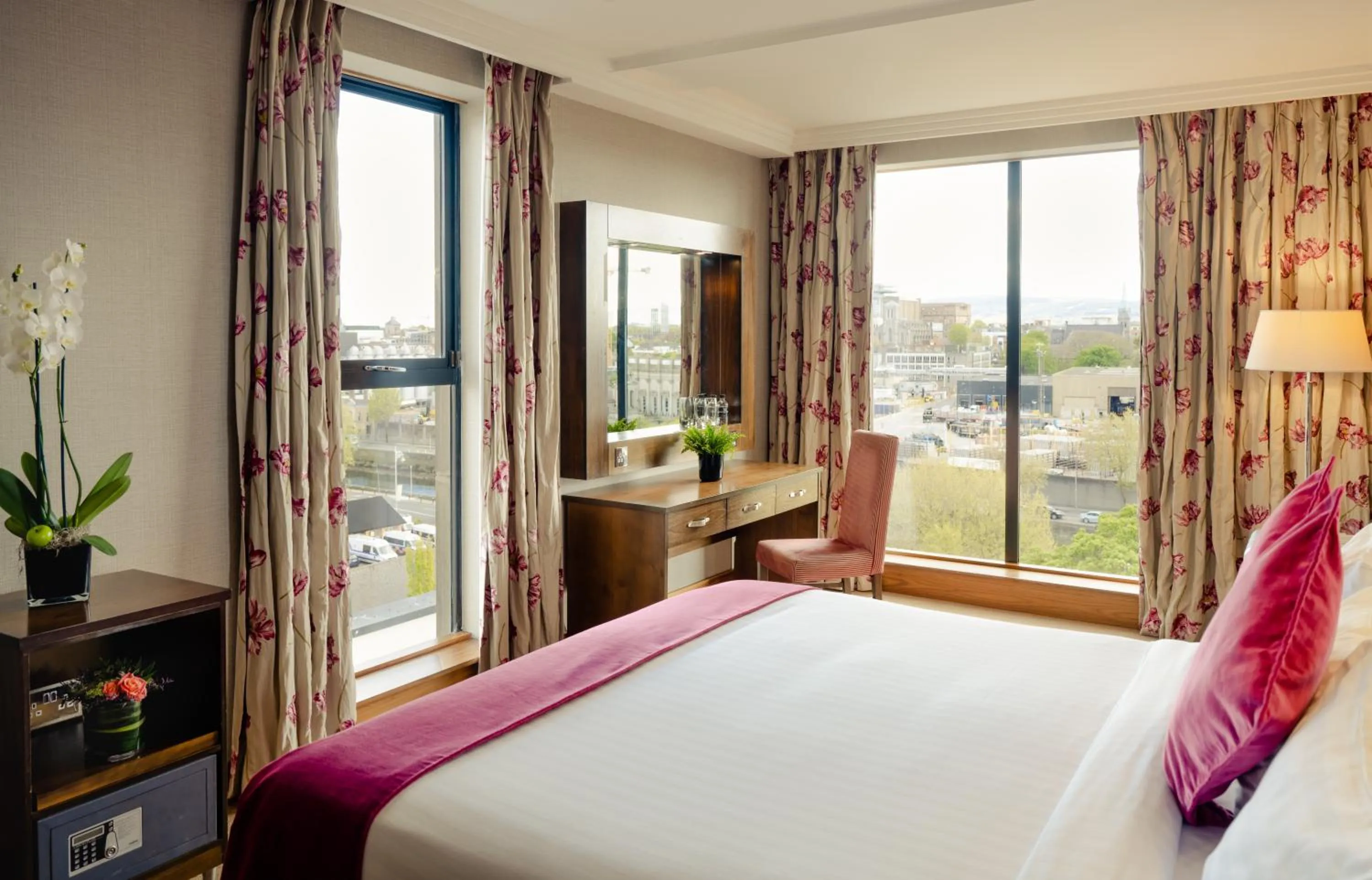 View (from property/room), Bed in Ashling Hotel Dublin