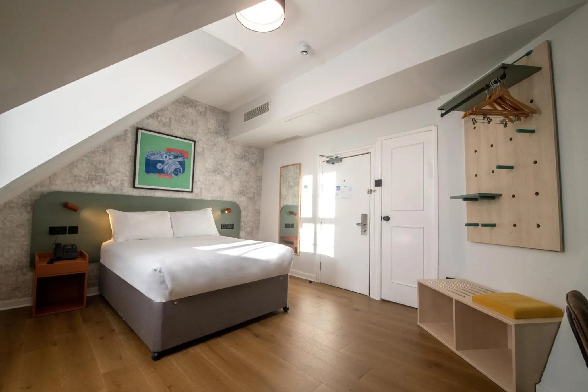 Bed in Garner Hotel Reading City Centre, an IHG Hotel