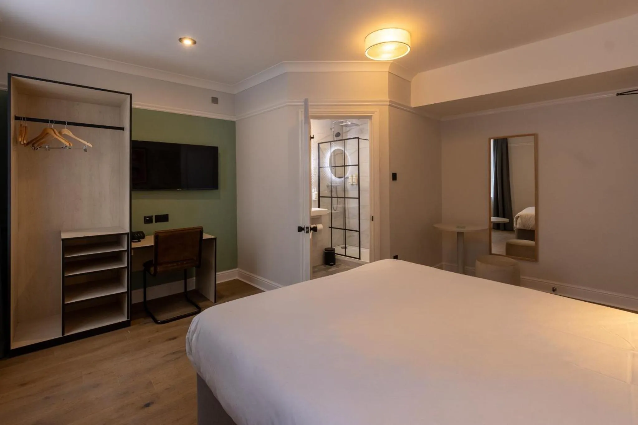 Photo of the whole room, Bed in Garner Hotel Reading City Centre, an IHG Hotel