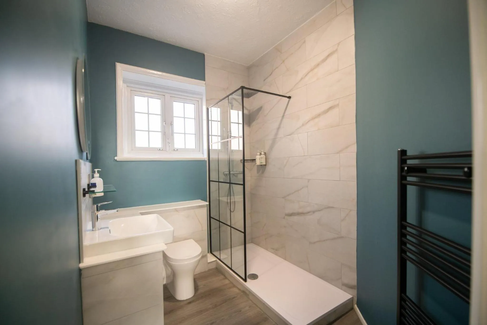 Shower in Garner Hotel Reading City Centre, an IHG Hotel