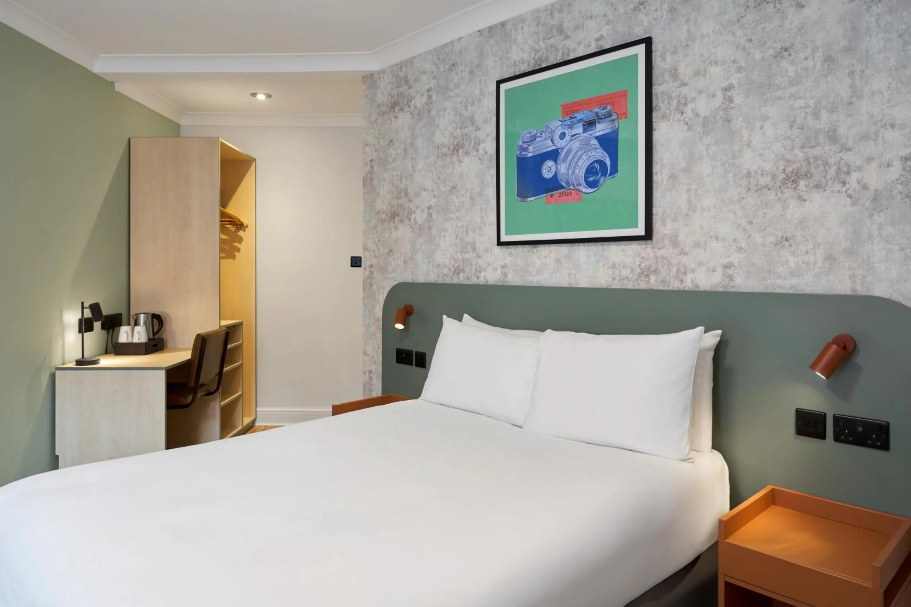 Bed in Garner Hotel Reading City Centre, an IHG Hotel