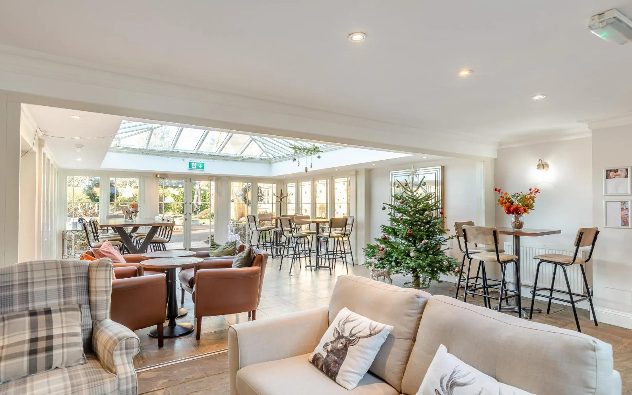 Lounge or bar in Banbury Wroxton House Hotel