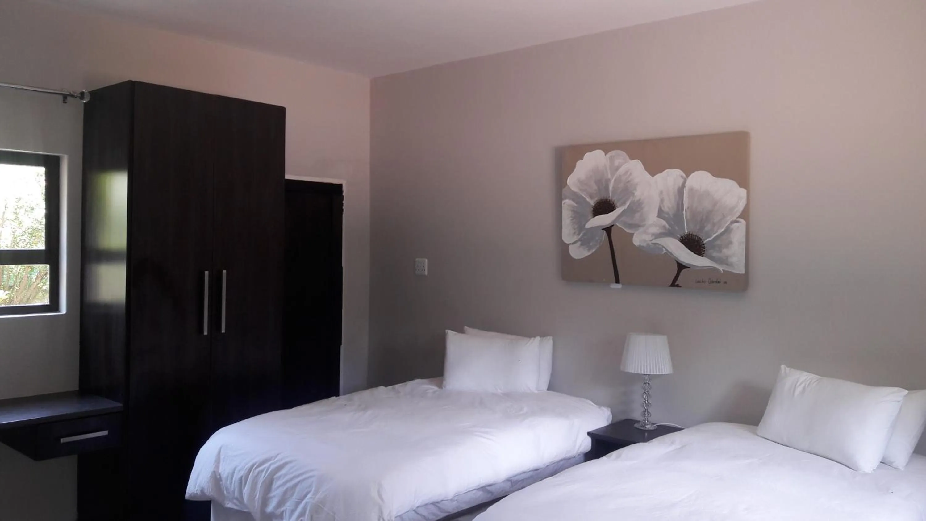 Shower, Bed in Willow Banks Lodge