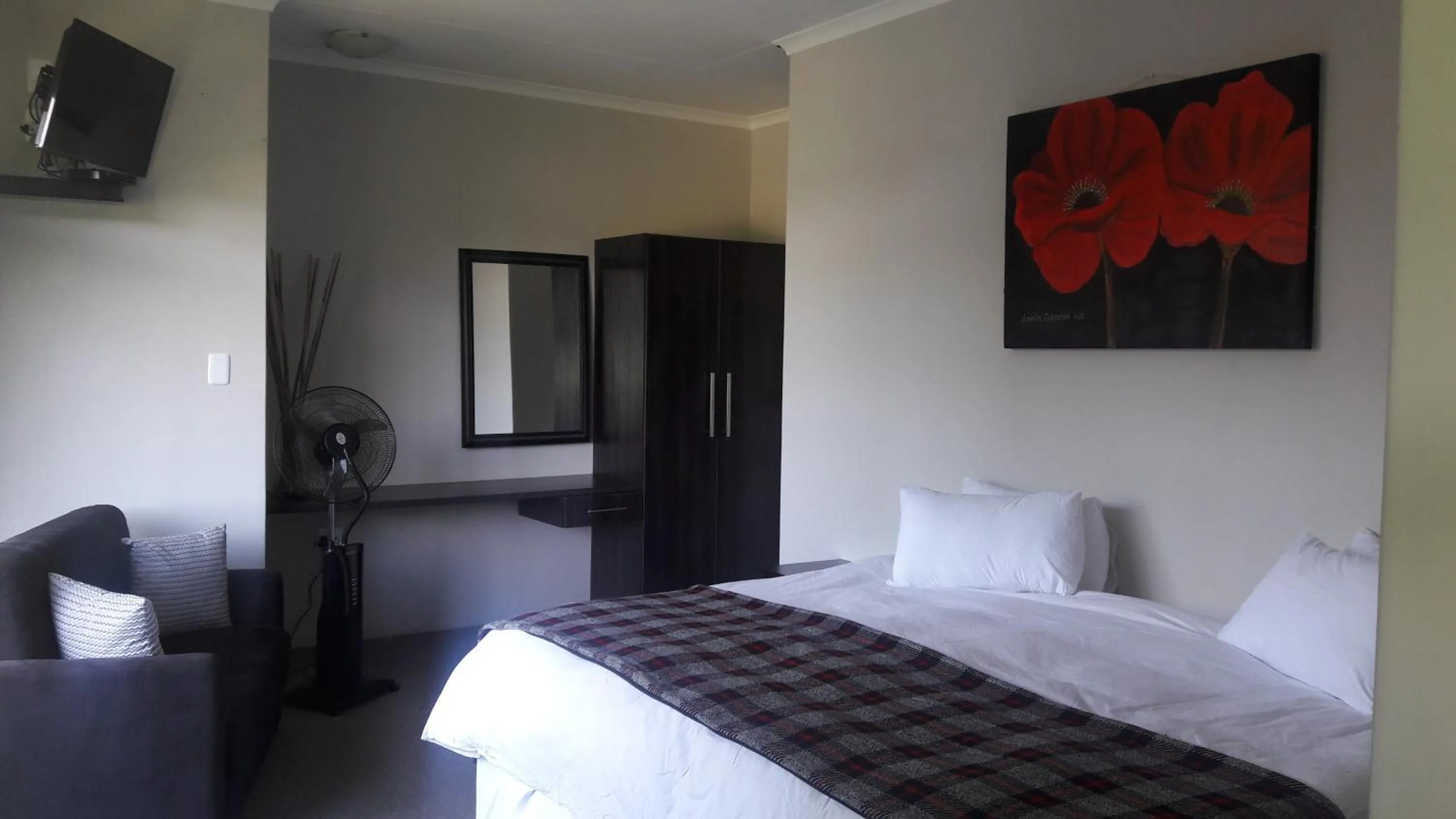 Shower, Bed in Willow Banks Lodge