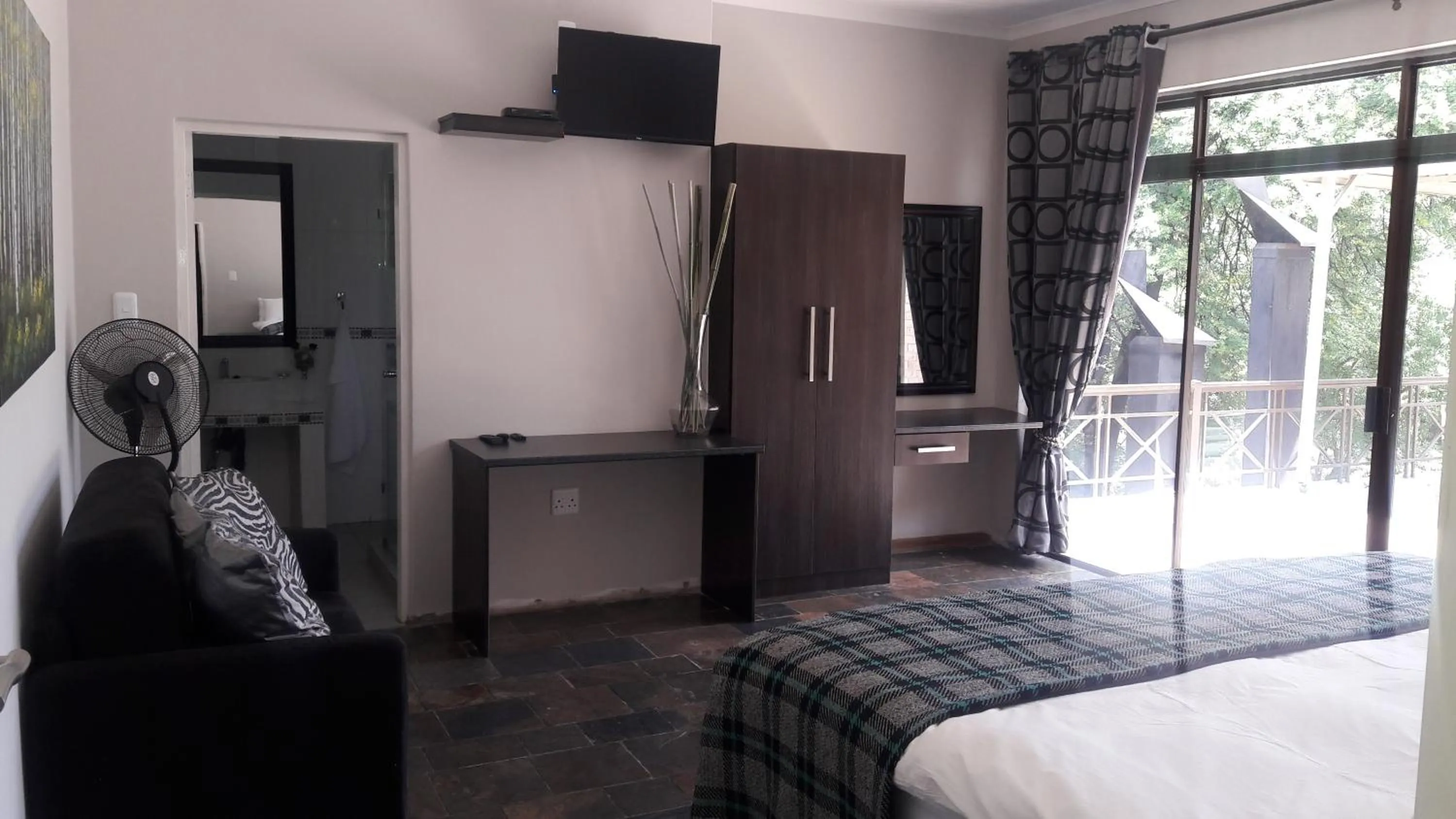 Shower, Bed in Willow Banks Lodge