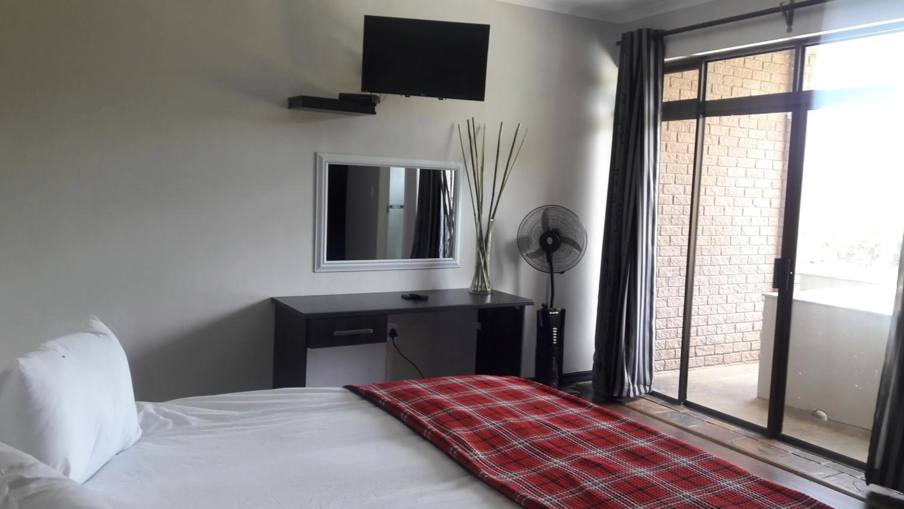 Shower, Bed in Willow Banks Lodge