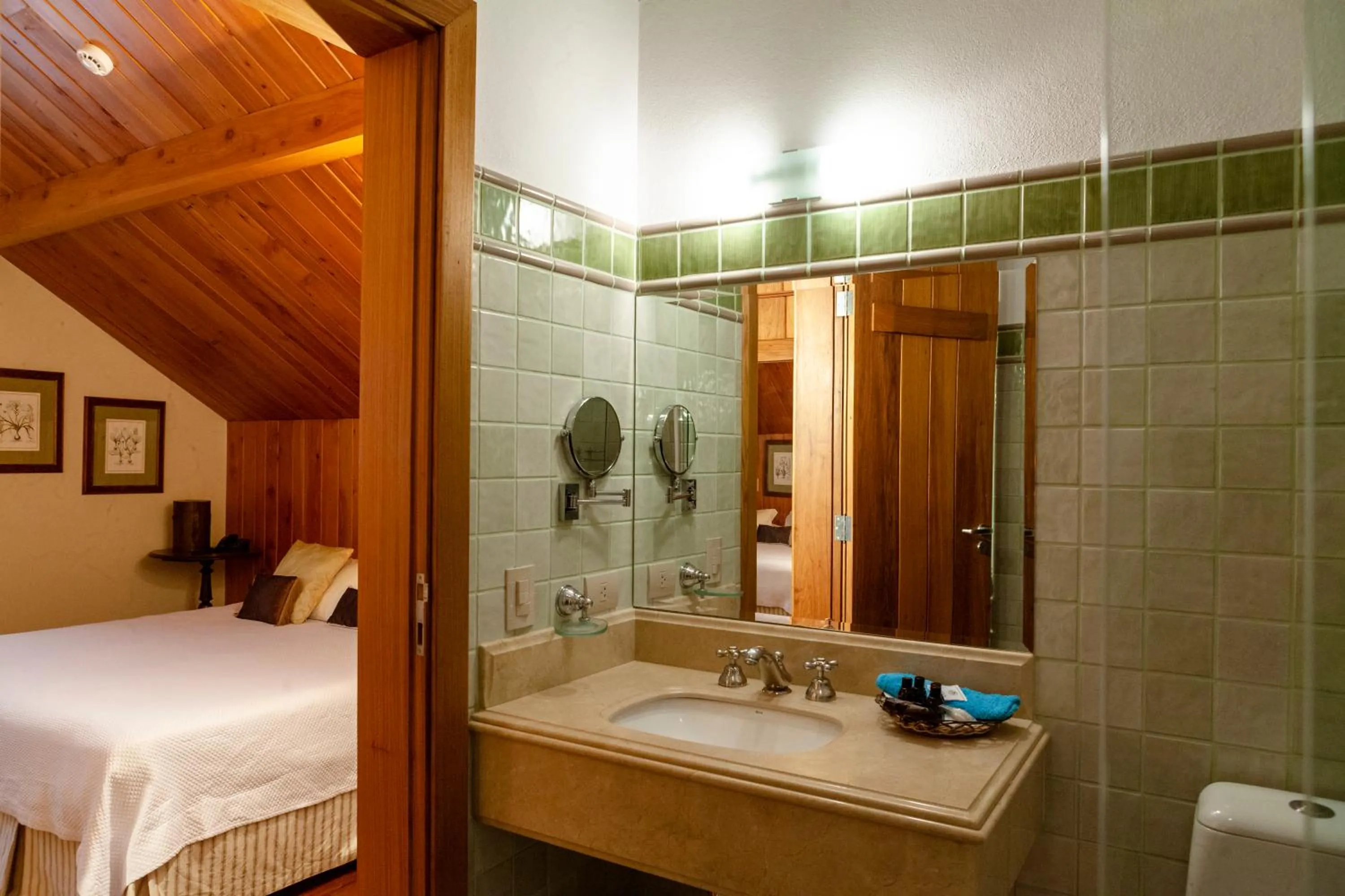 Bathroom, Bed in Hotel Solar d'Izabel