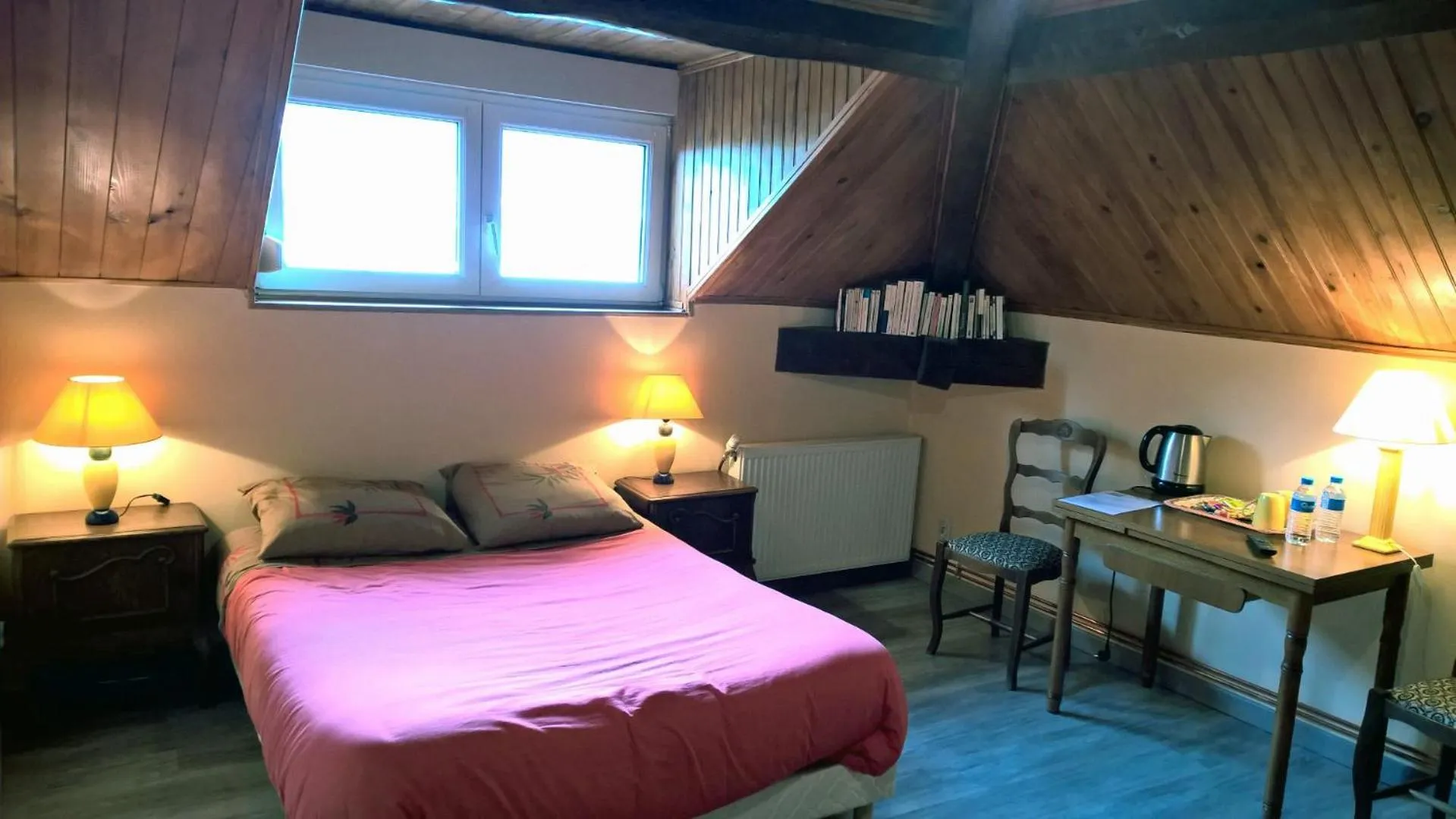 Photo of the whole room, Bed in Le Point du Jour