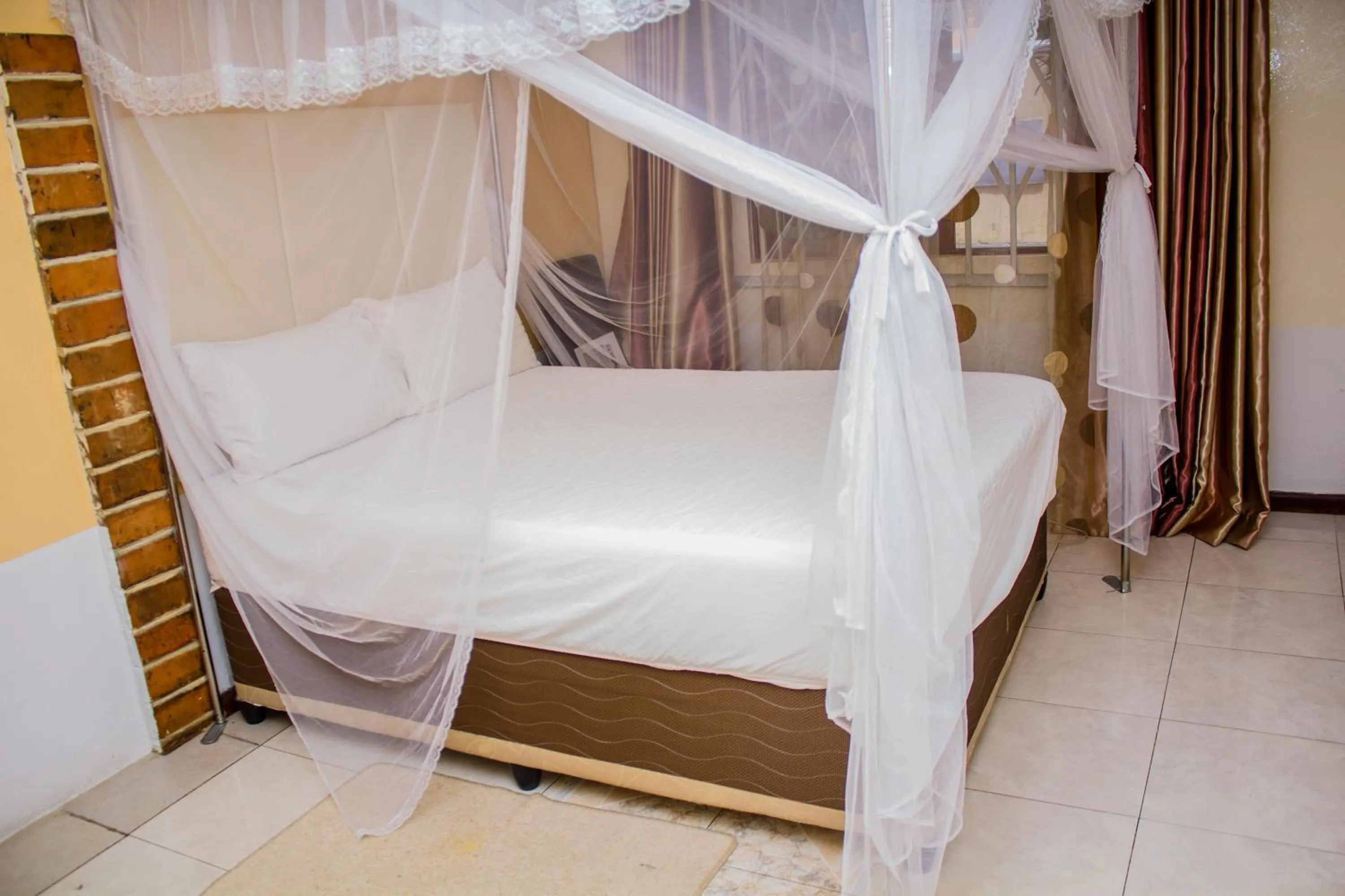 Bed in Rugems Executive Lodge