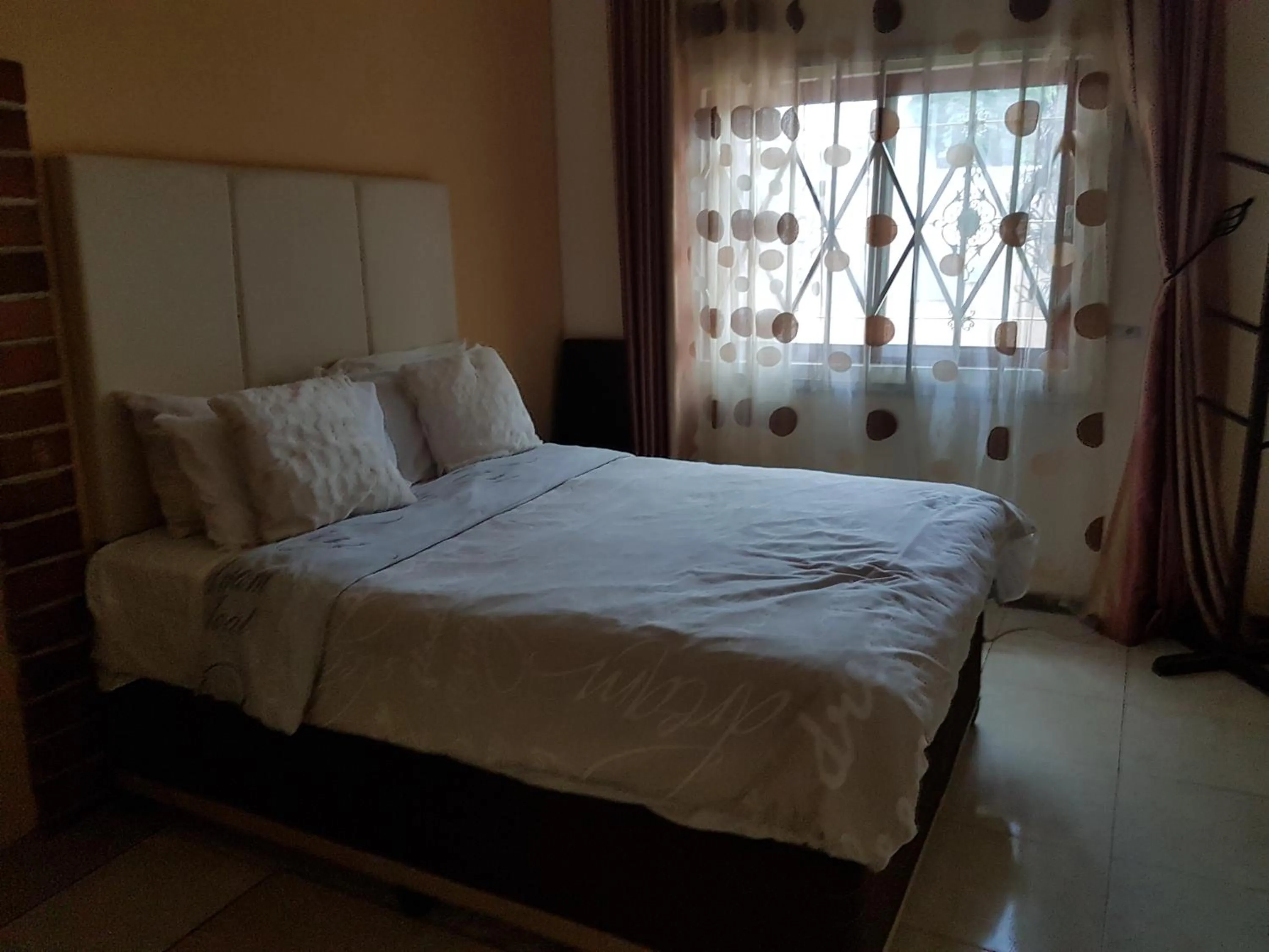 Bed in Rugems Executive Lodge