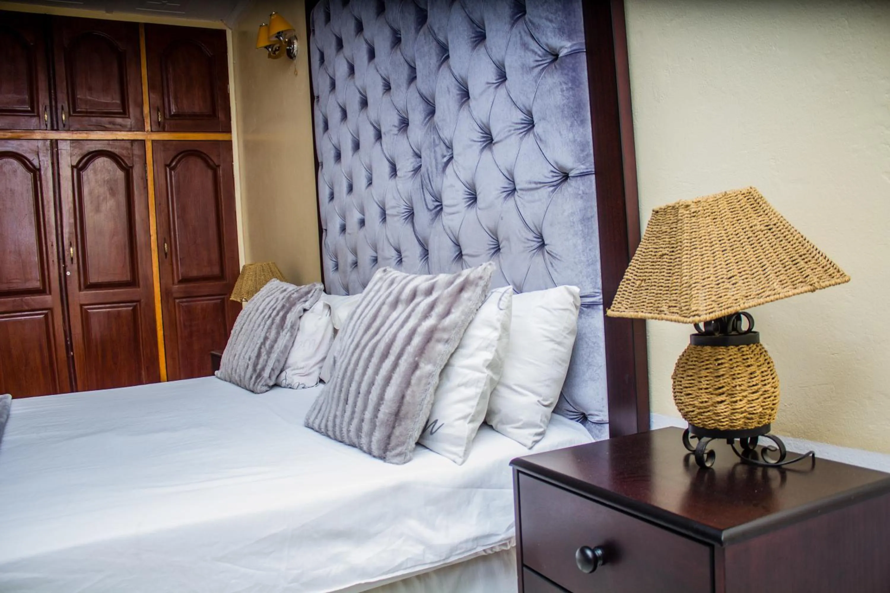 Bed in Rugems Executive Lodge