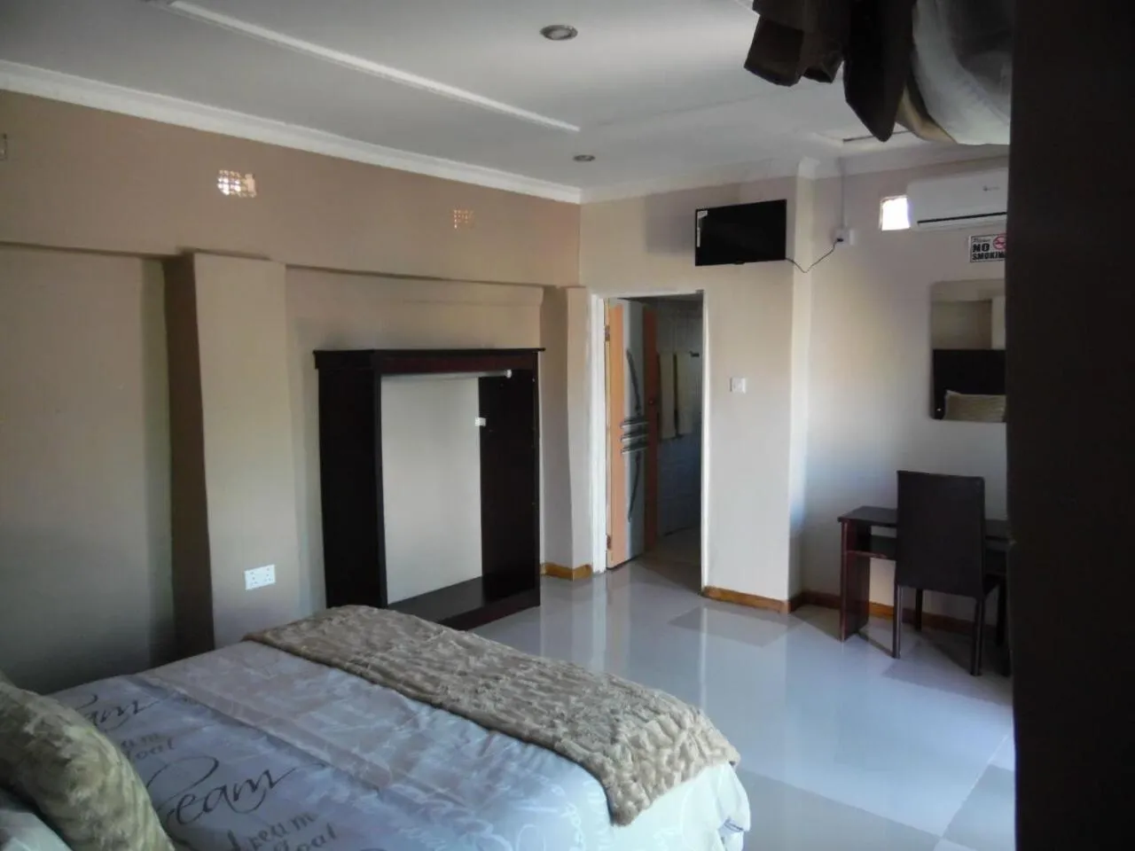 Bed in Rugems Executive Lodge