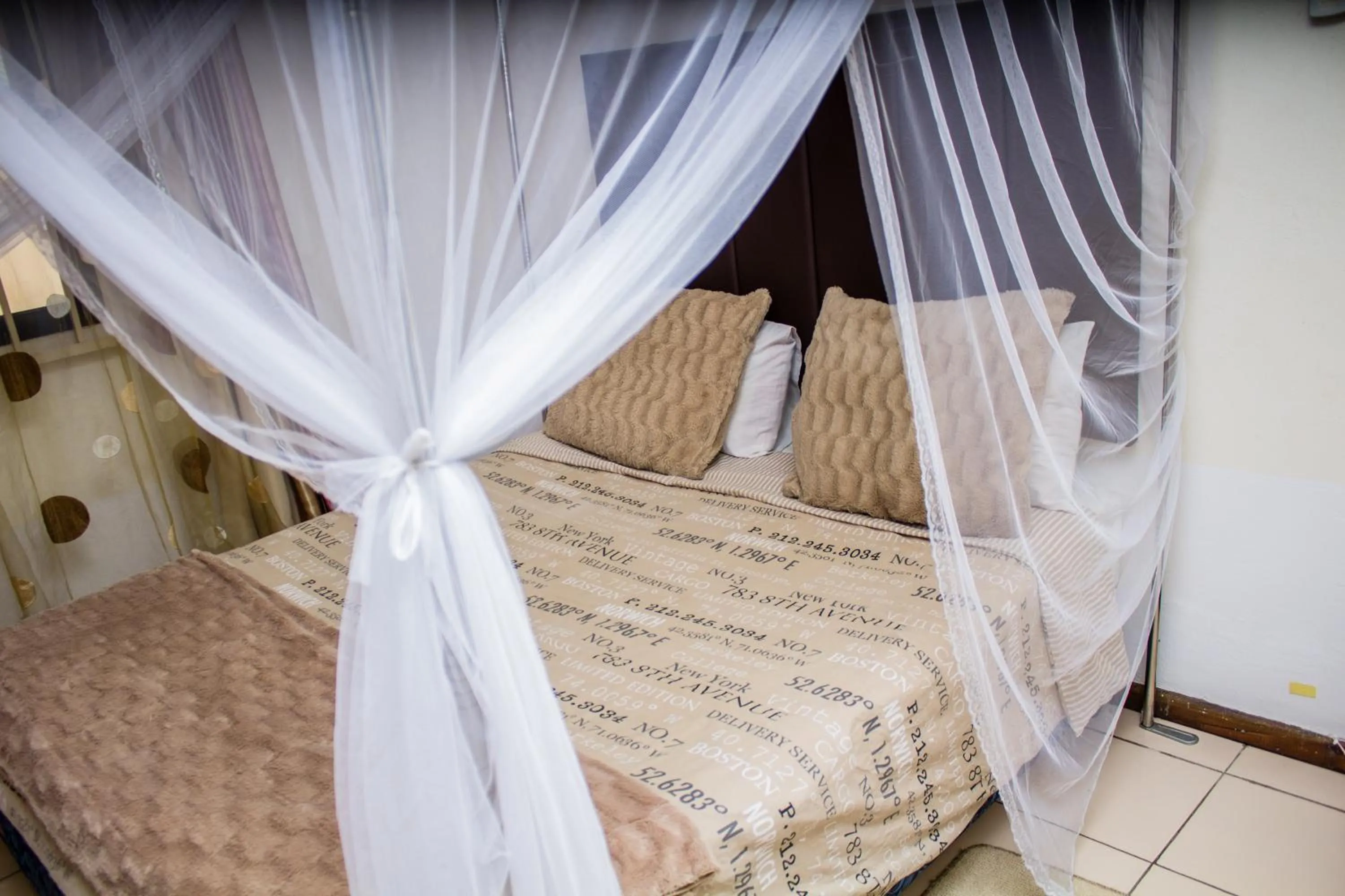 Bed in Rugems Executive Lodge