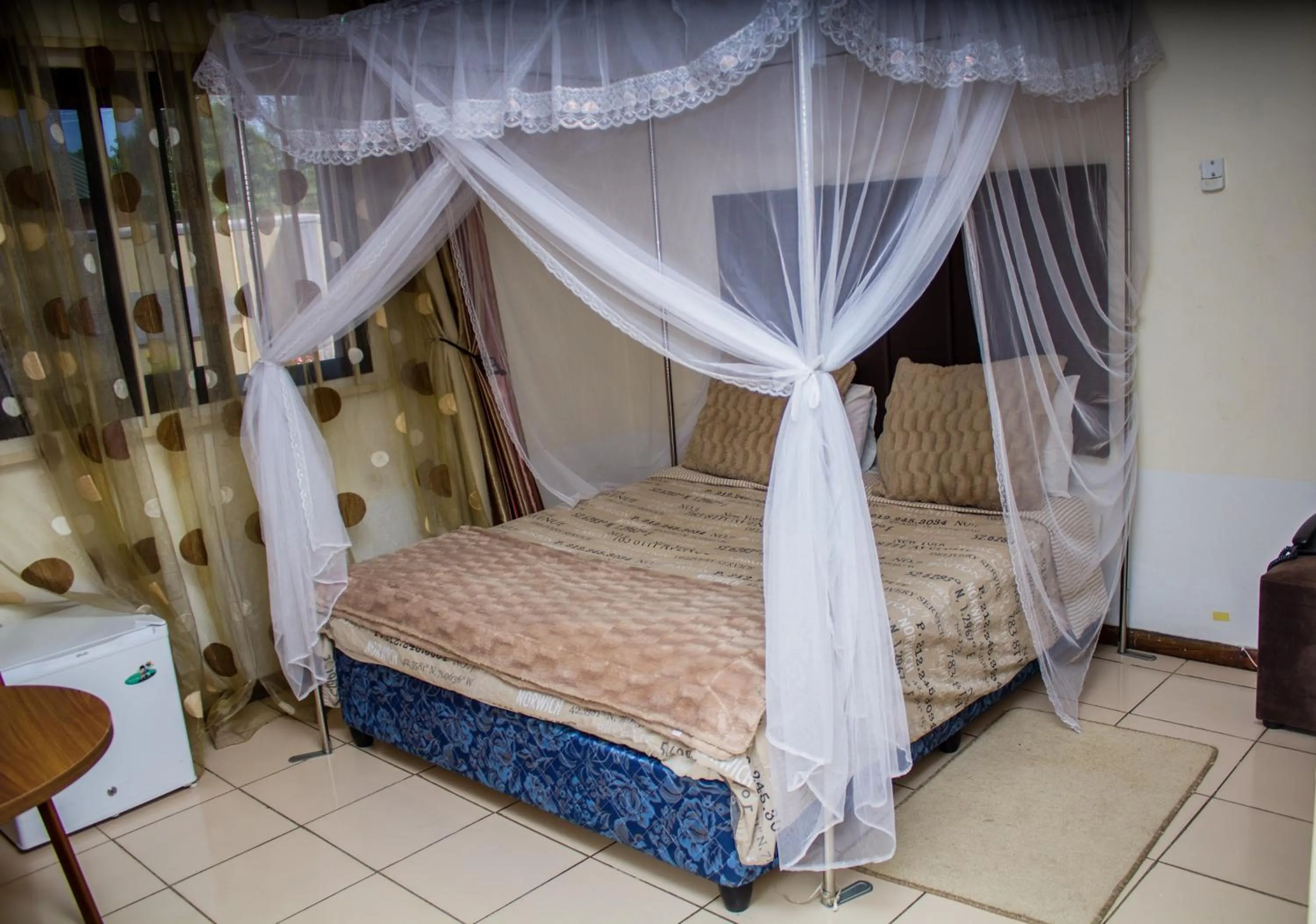 Bed in Rugems Executive Lodge