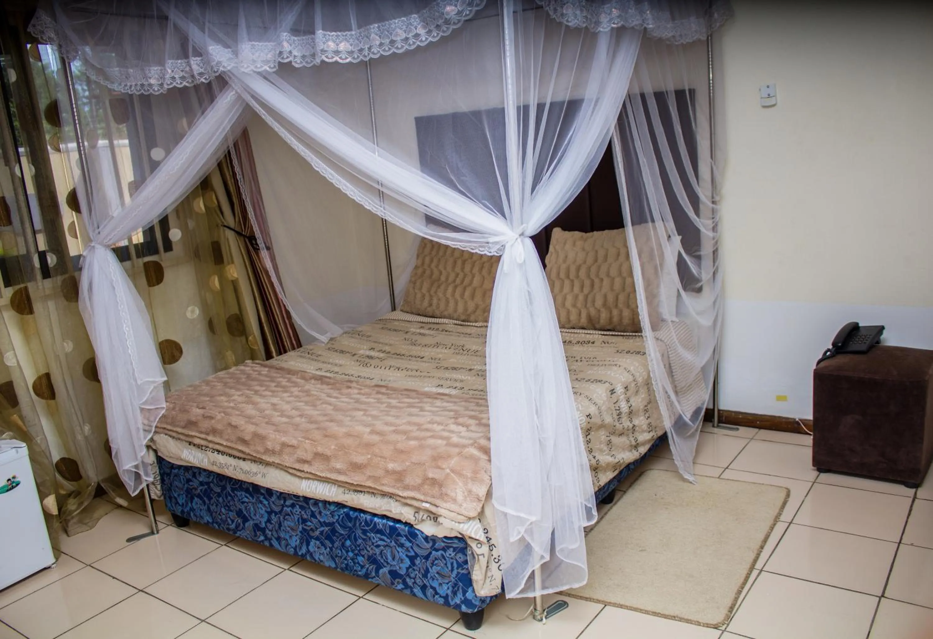 Bed in Rugems Executive Lodge