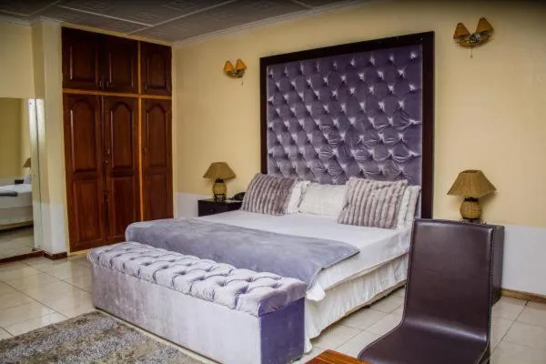 Bed in Rugems Executive Lodge
