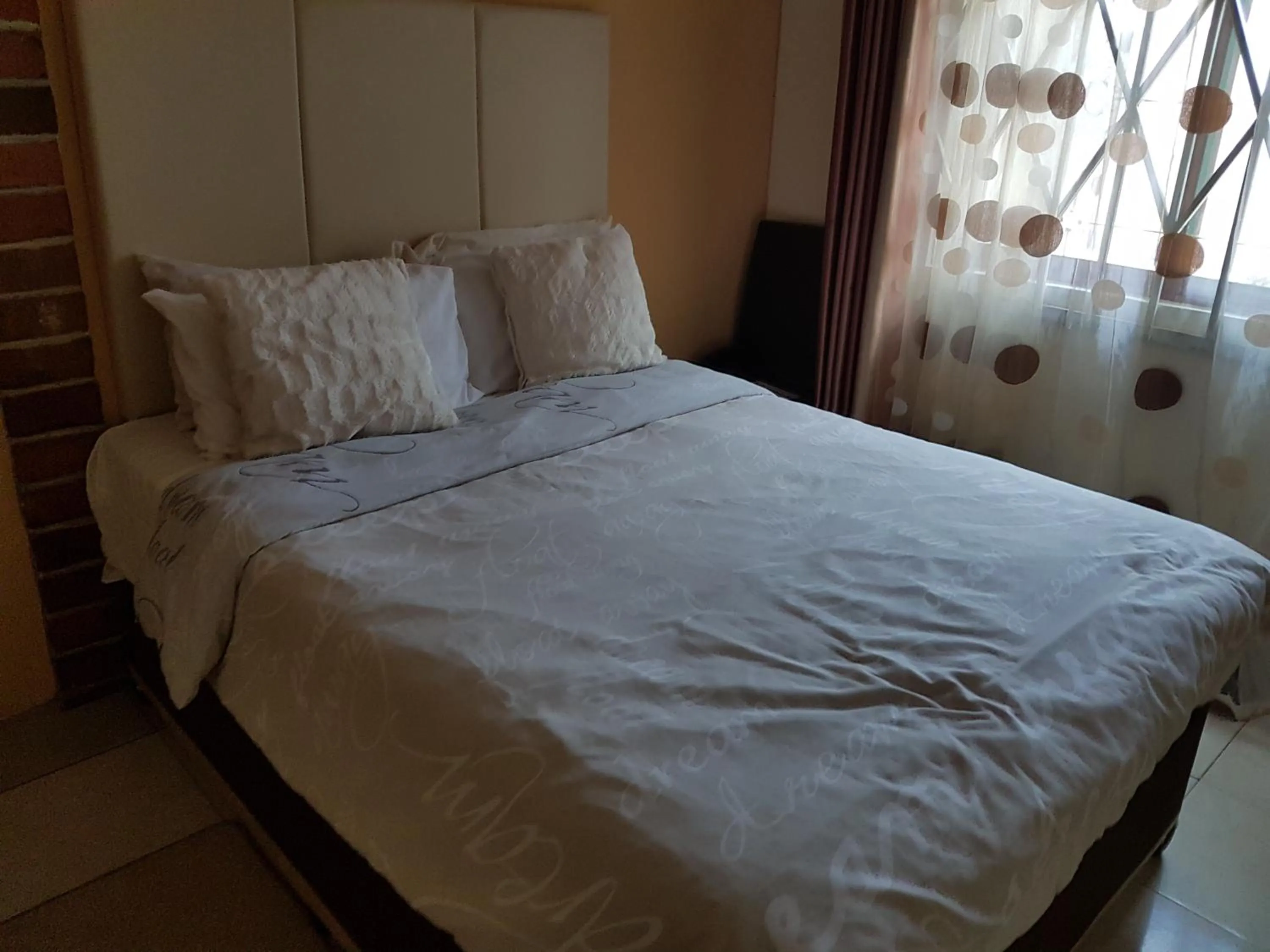 Bed in Rugems Executive Lodge