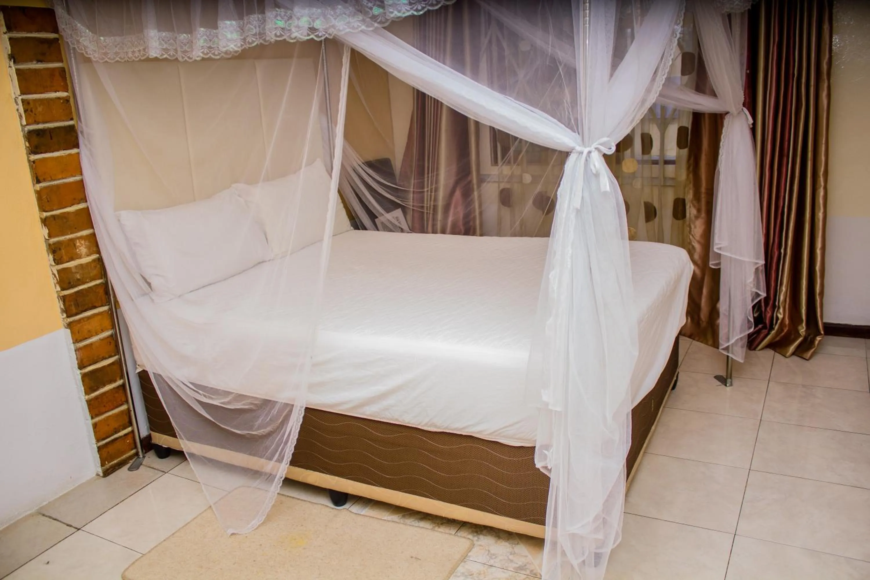 Bed in Rugems Executive Lodge