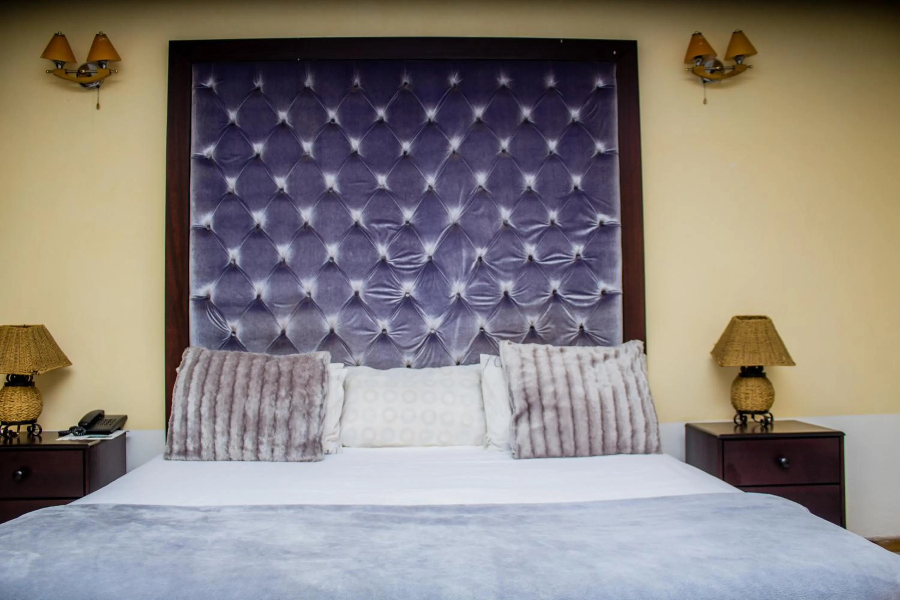 Bed in Rugems Executive Lodge