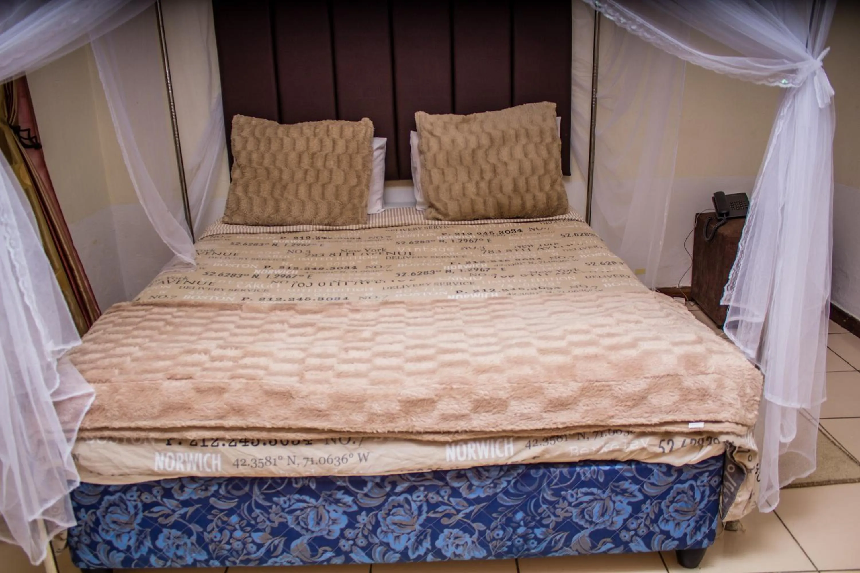 Bed in Rugems Executive Lodge