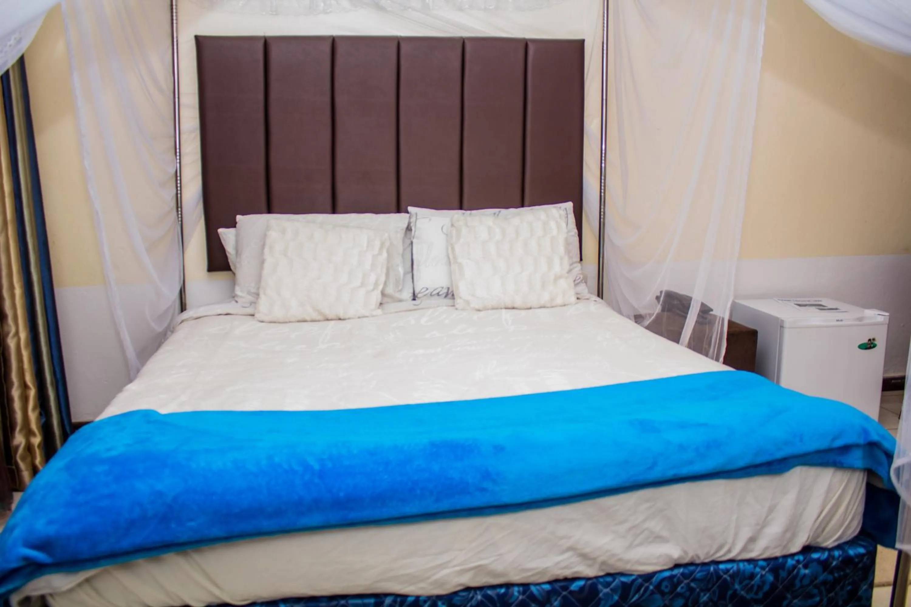 Bed in Rugems Executive Lodge