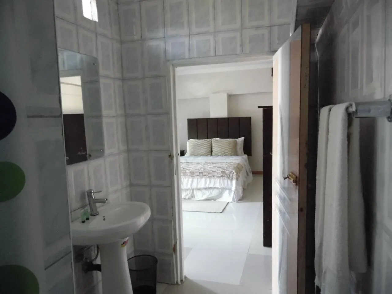 Bed in Rugems Executive Lodge