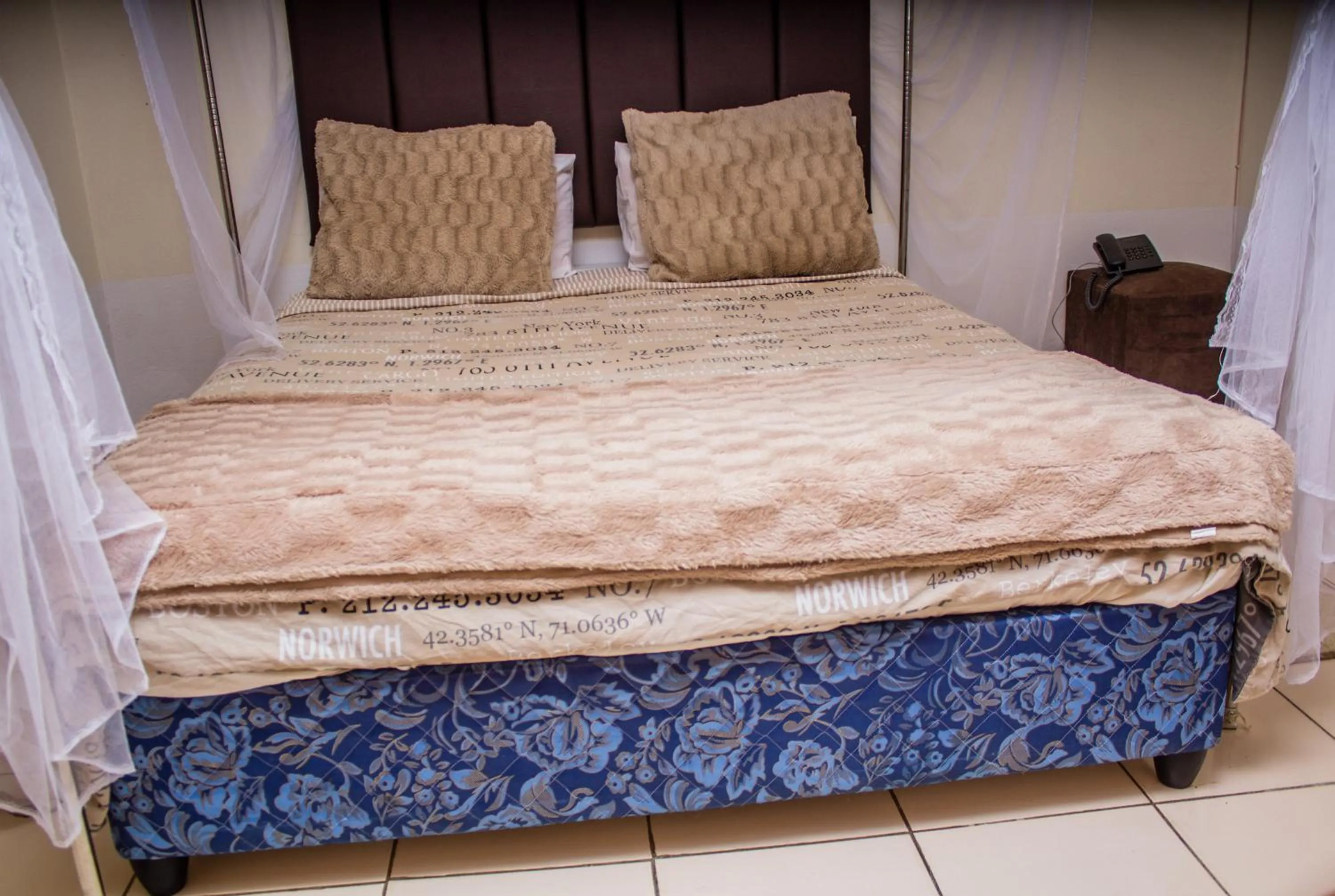 Bed in Rugems Executive Lodge