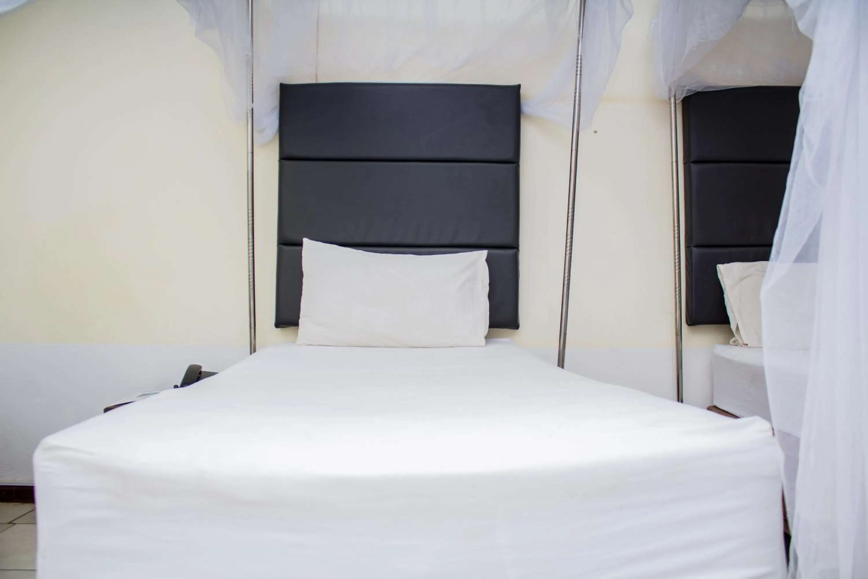 Bed in Rugems Executive Lodge