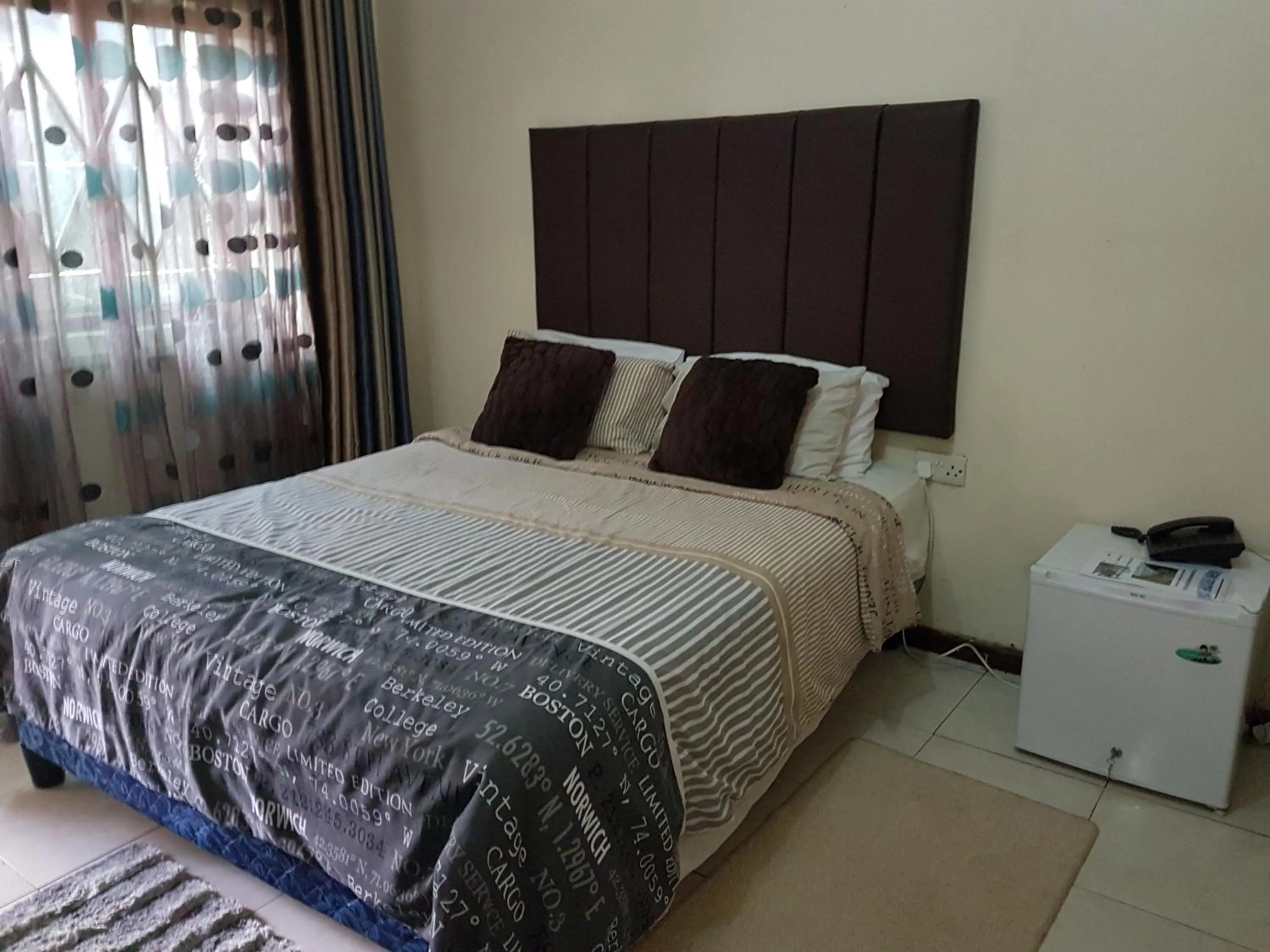 Bed in Rugems Executive Lodge