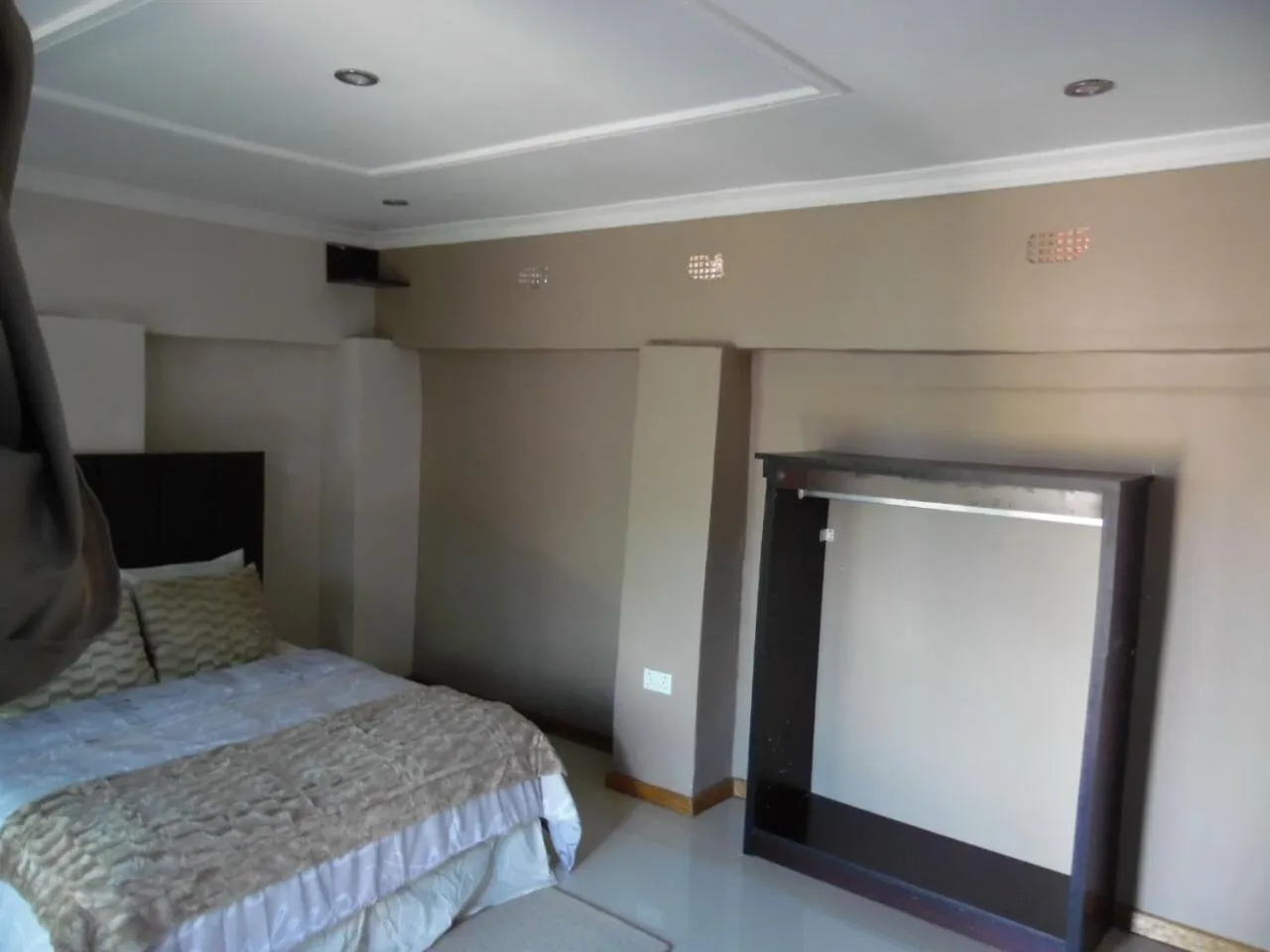 Bed in Rugems Executive Lodge