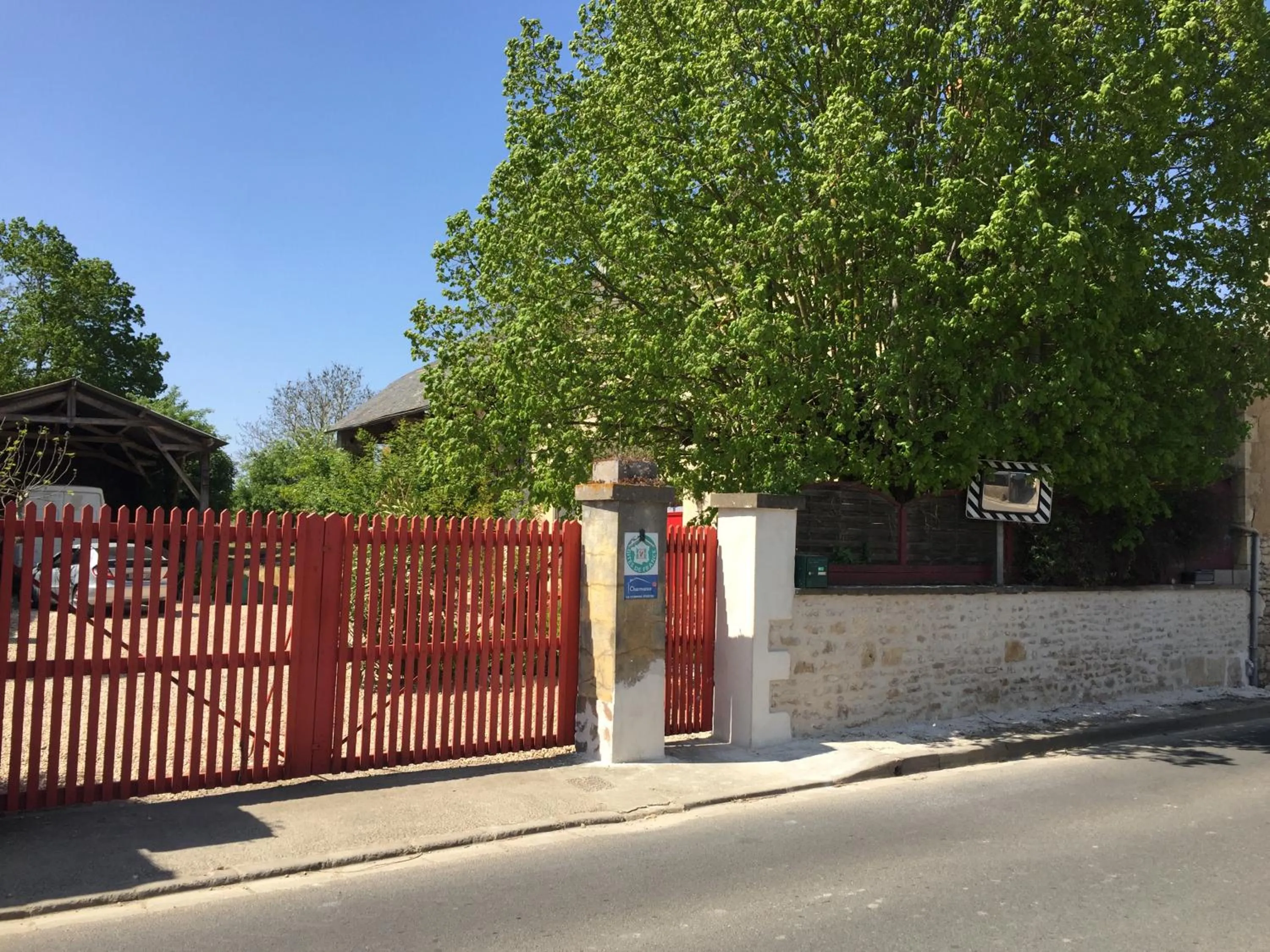 Facade/entrance in Aux Caprices des Dieux