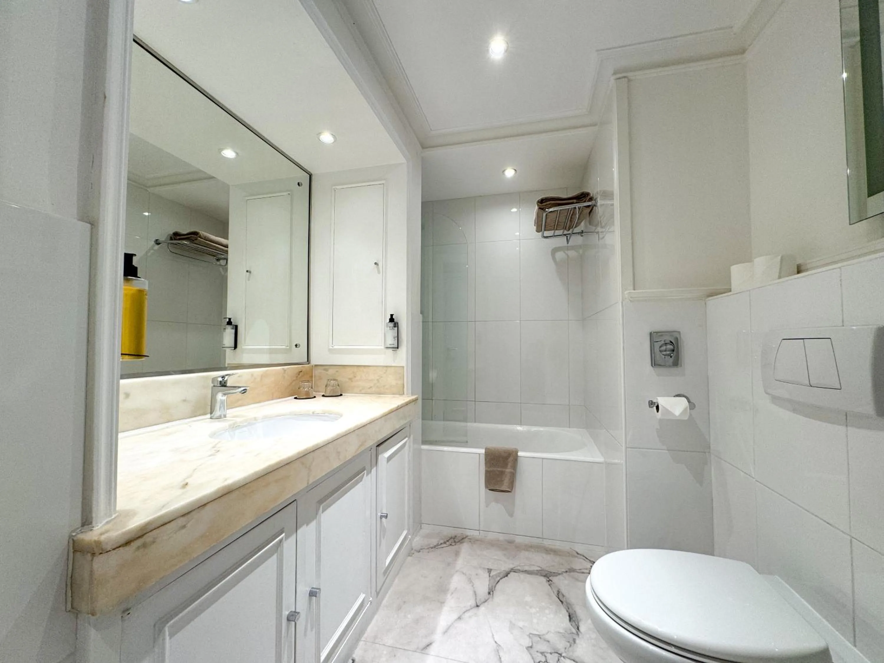 Toilet in Hôtel Victoria