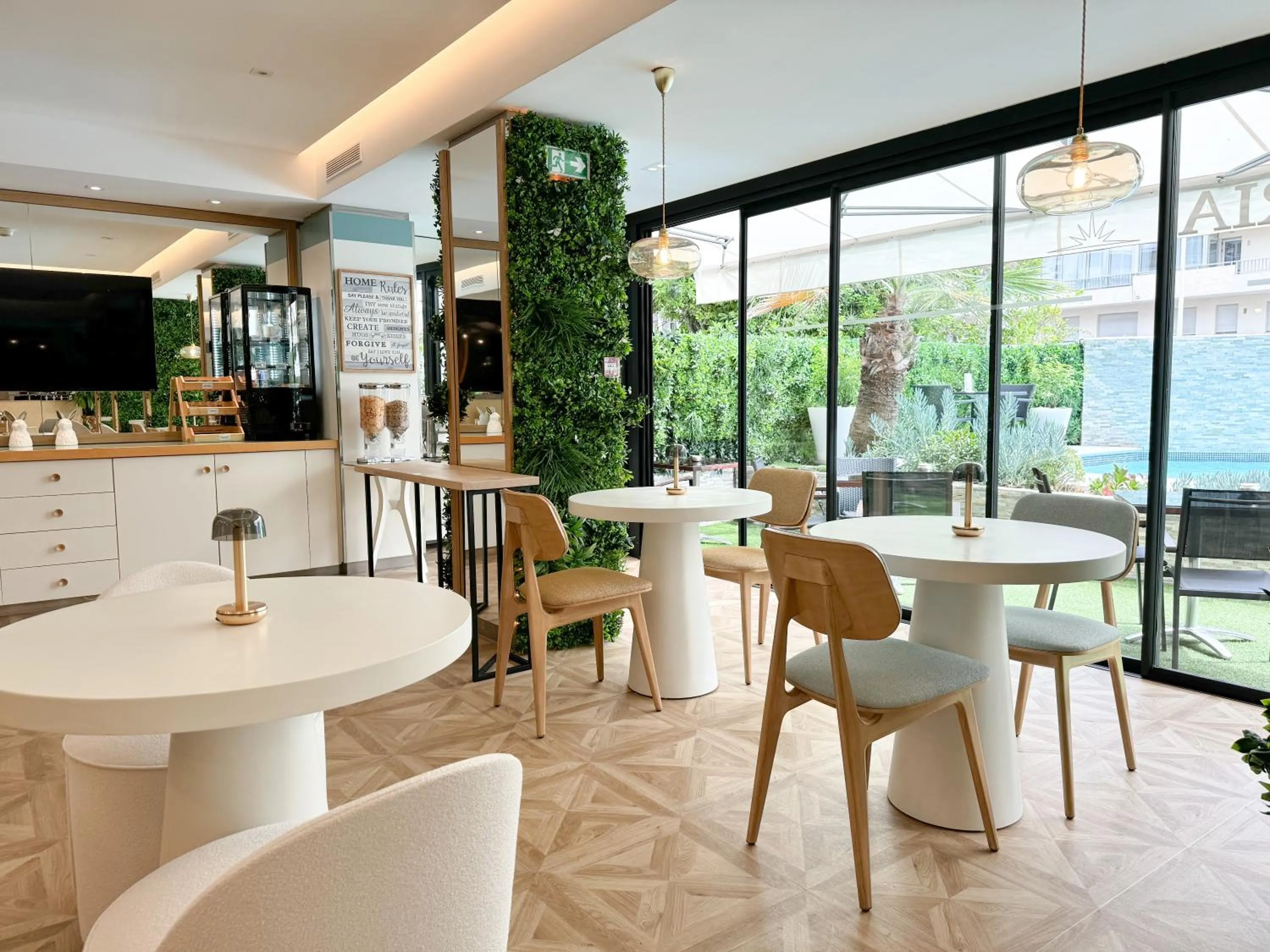 Restaurant/places to eat in Hôtel Victoria